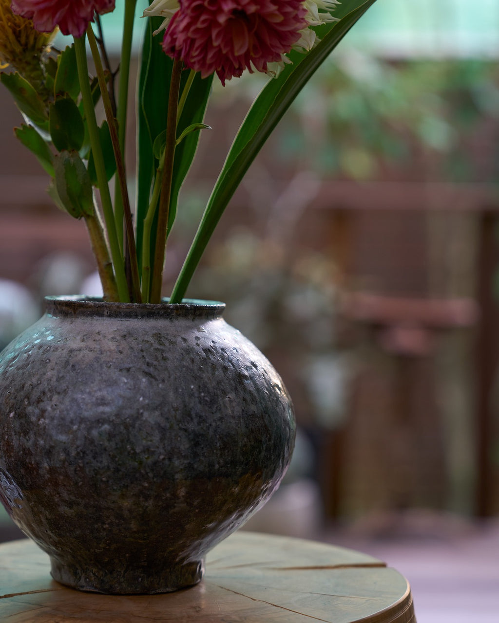 八田亨 / 白掛花瓶 B