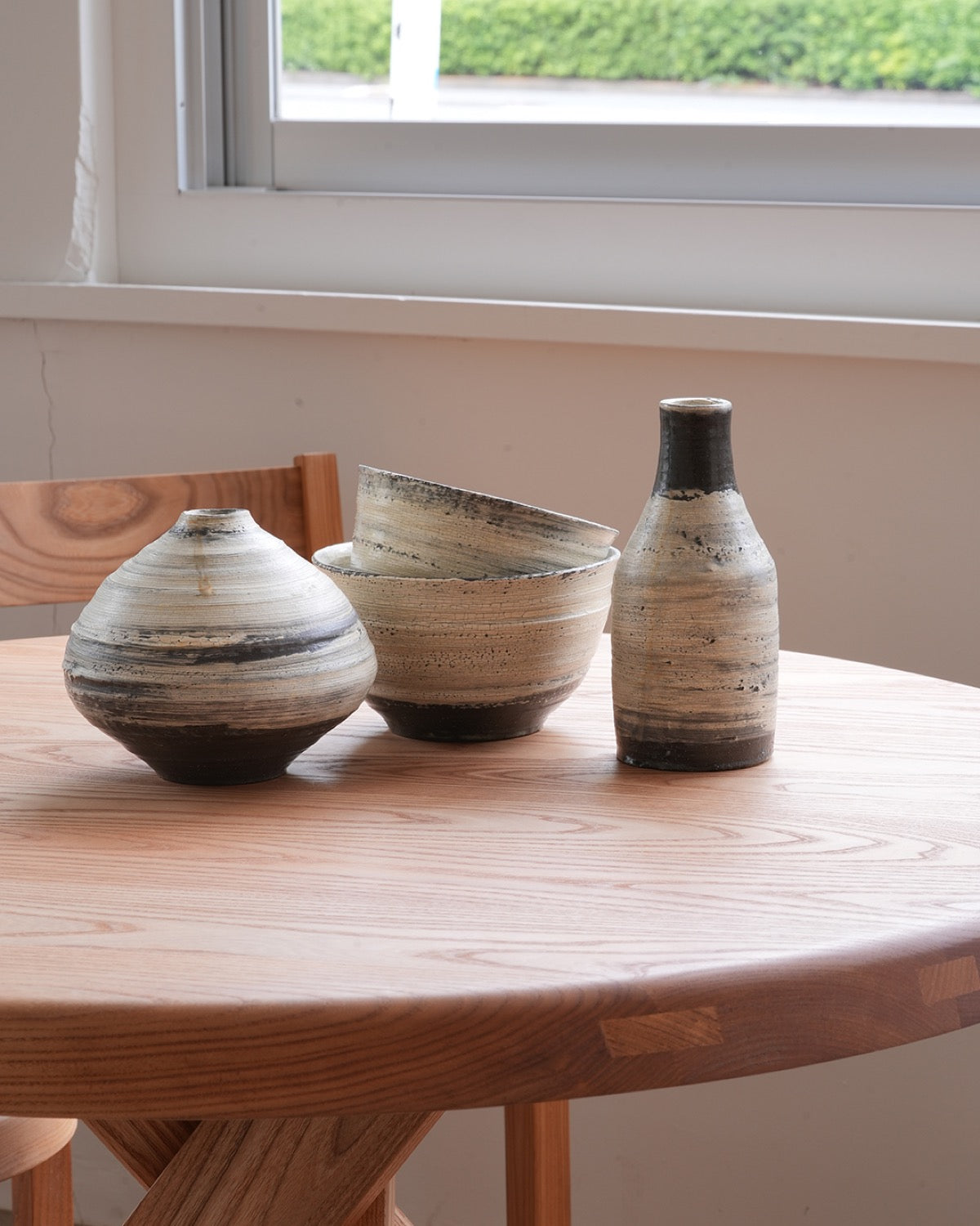 尾形アツシ / 黒地刷毛目花瓶 C