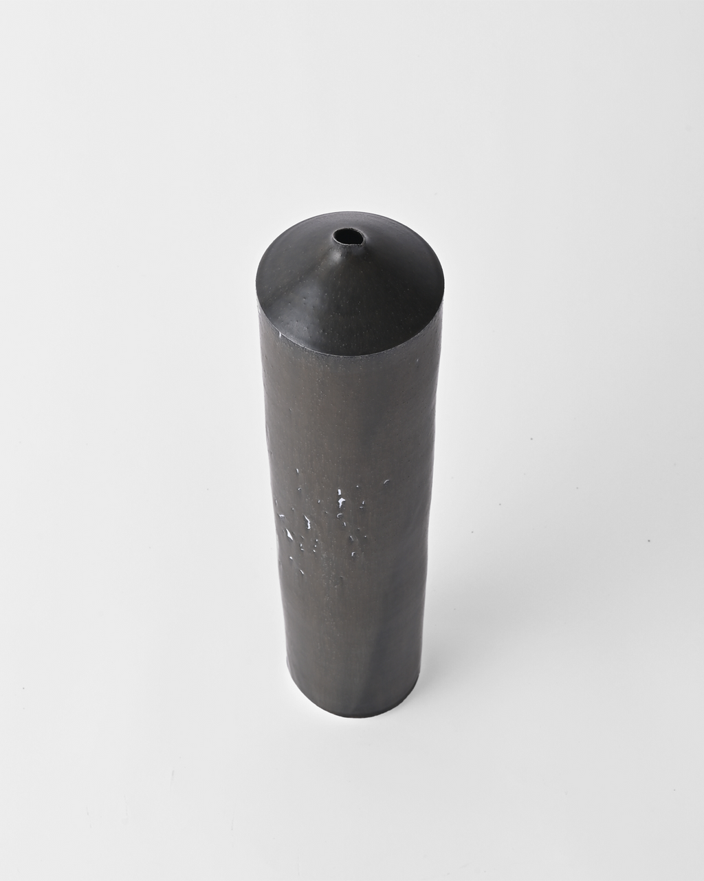 吉田直嗣 / 白磁鉄釉花器 B