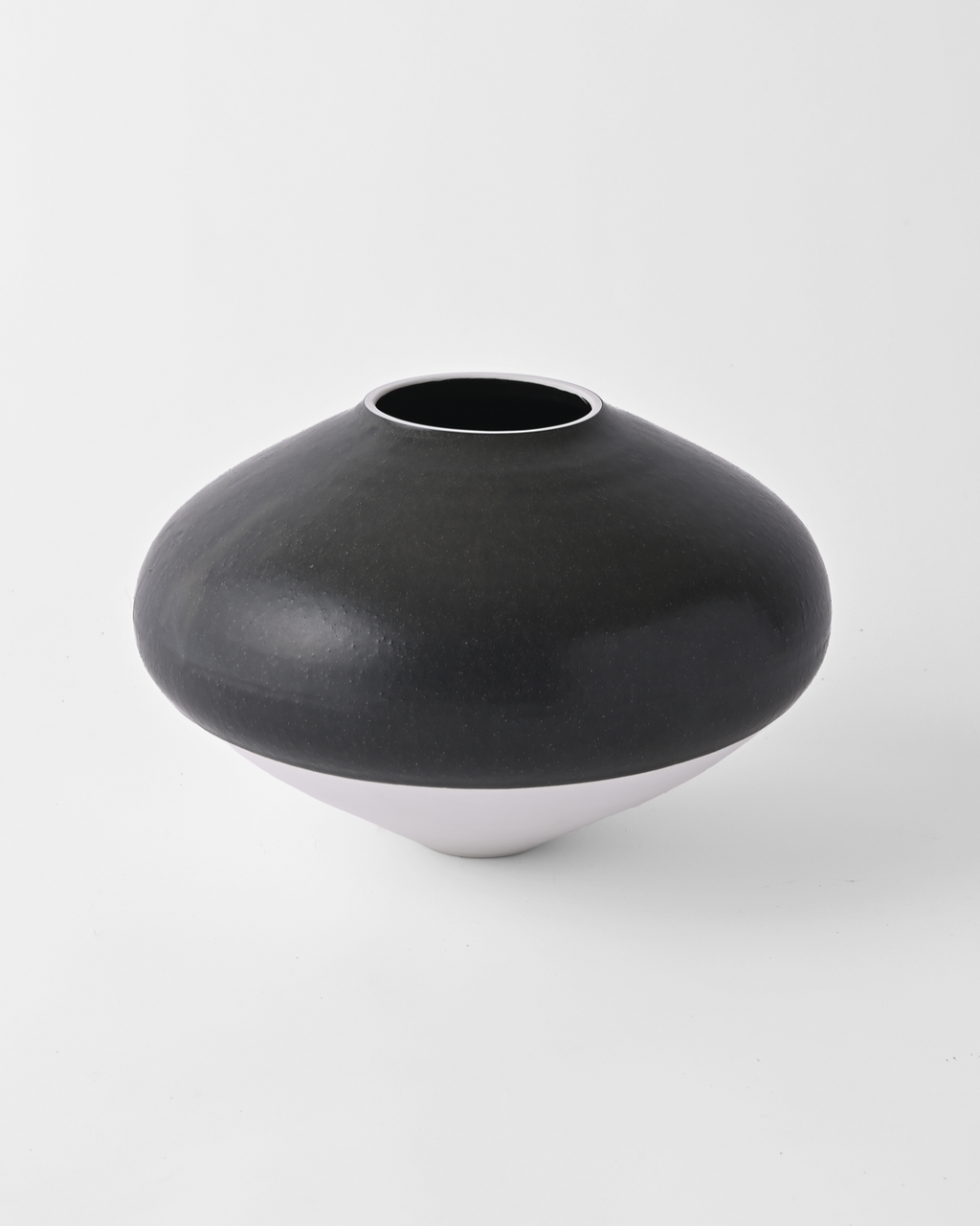 吉田直嗣 / 白磁鉄釉花器 A