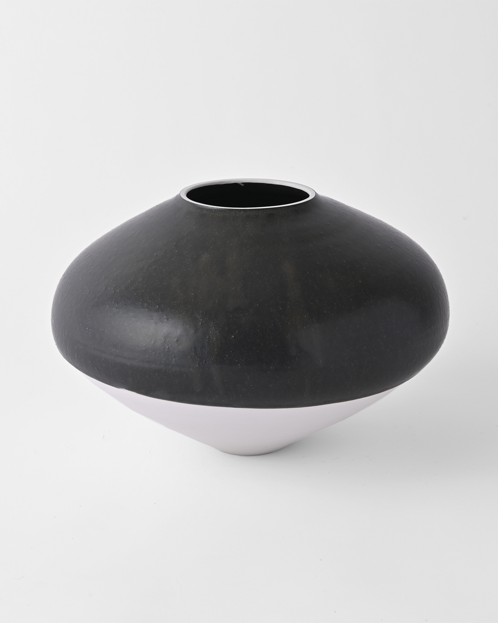 吉田直嗣 / 白磁鉄釉花器 A