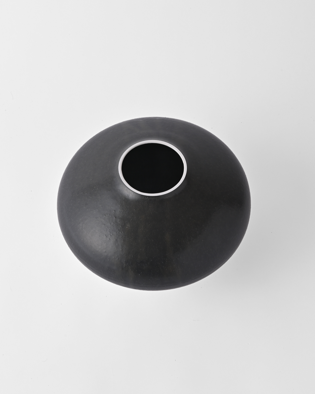 吉田直嗣 / 白磁鉄釉花器 A