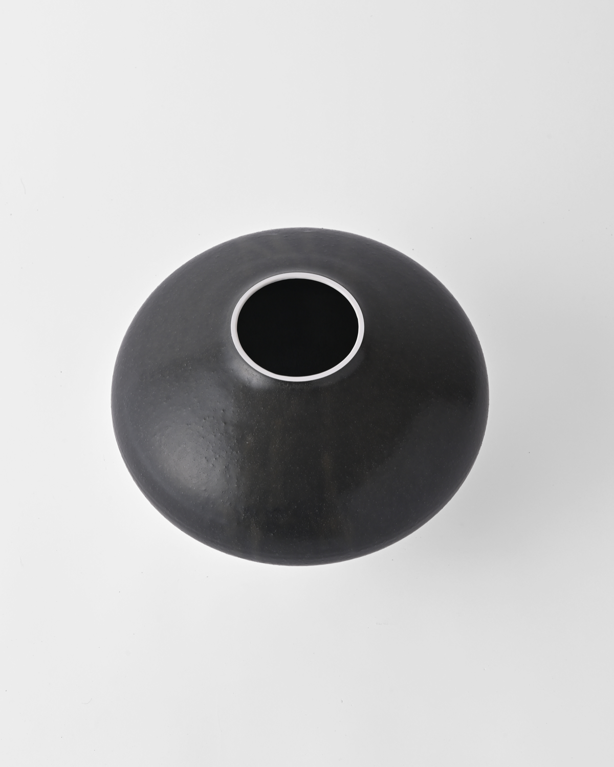 吉田直嗣 / 白磁鉄釉花器 A