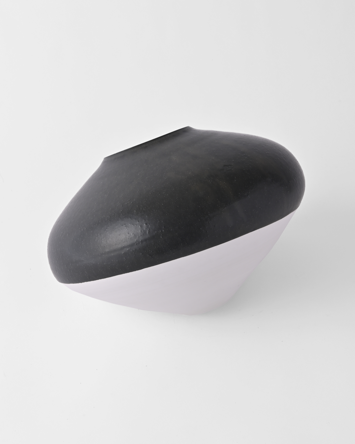 吉田直嗣 / 白磁鉄釉花器 A