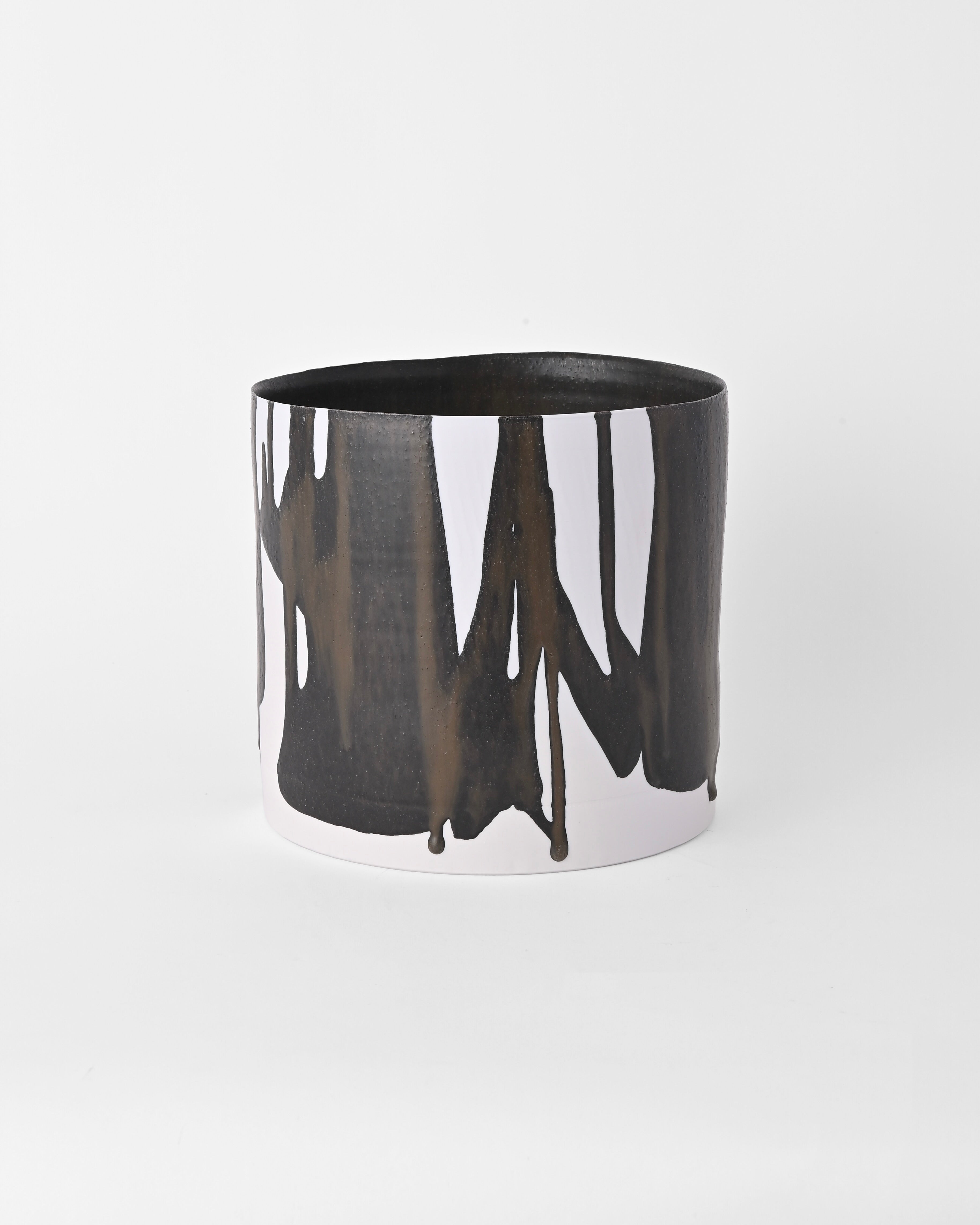 Naotsugu Yoshida / White Porcelain & Iron Glaze / Plant Vessel C