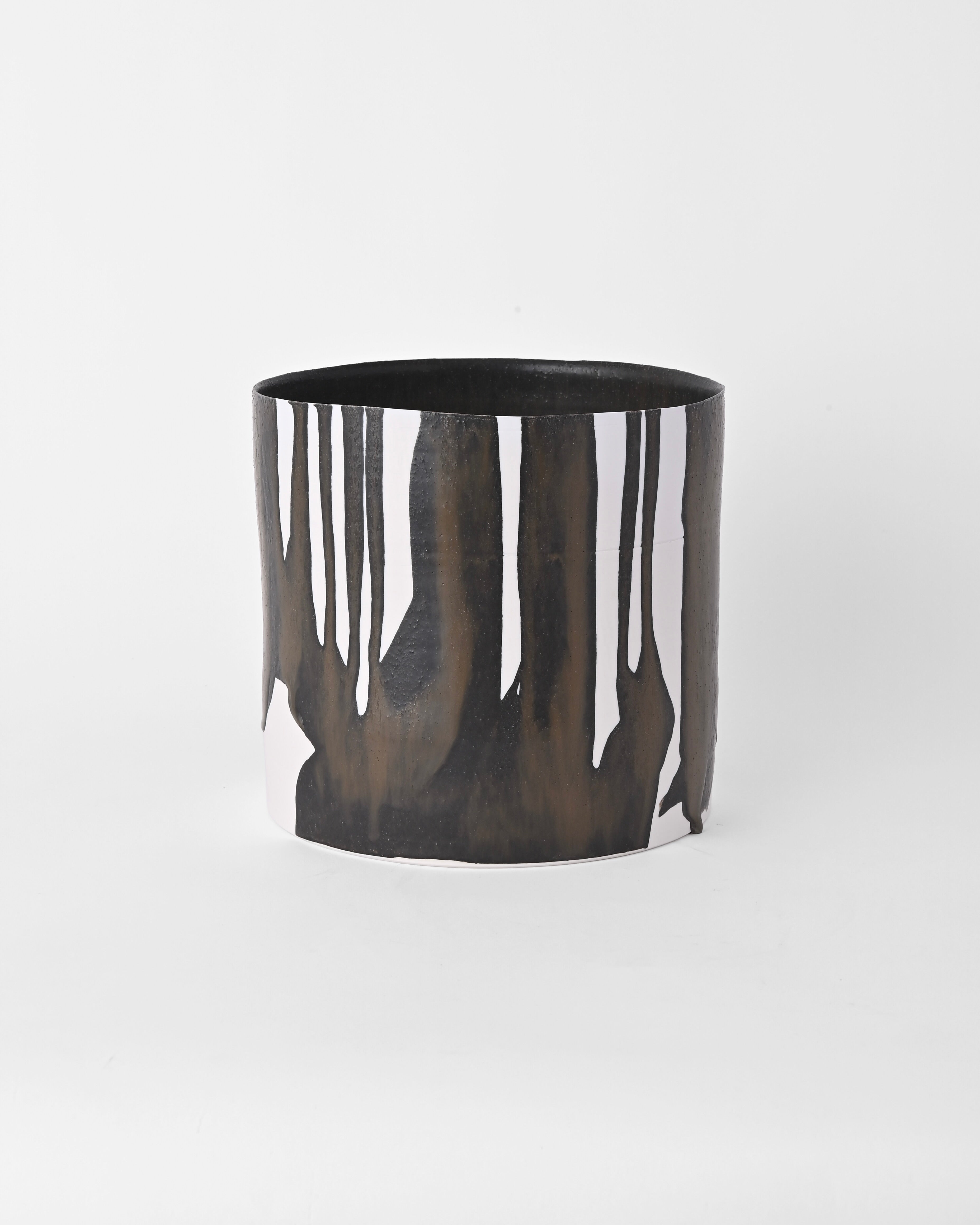 Naotsugu Yoshida / White Porcelain & Iron Glaze / Plant Vessel C