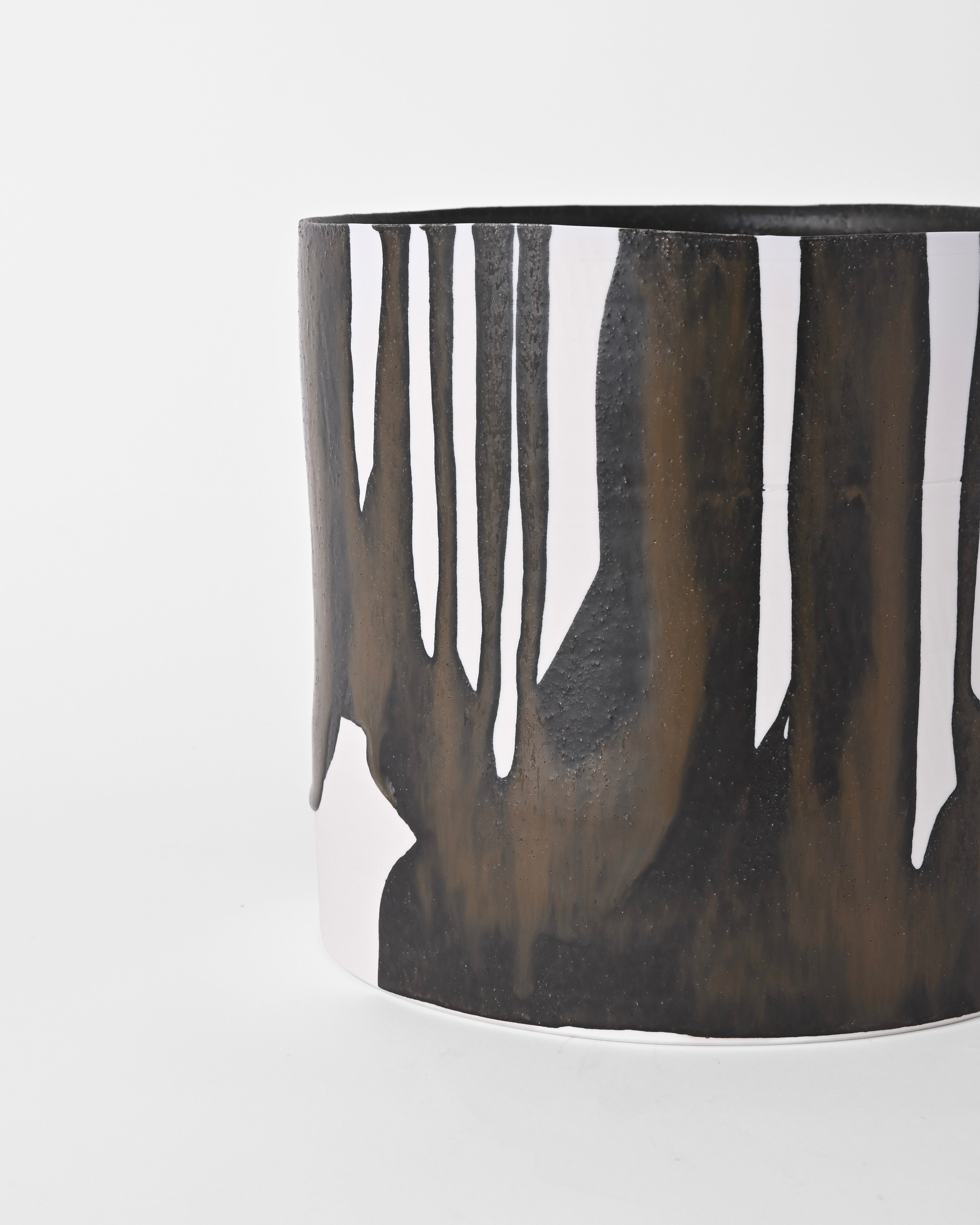 Naotsugu Yoshida / White Porcelain & Iron Glaze / Plant Vessel C