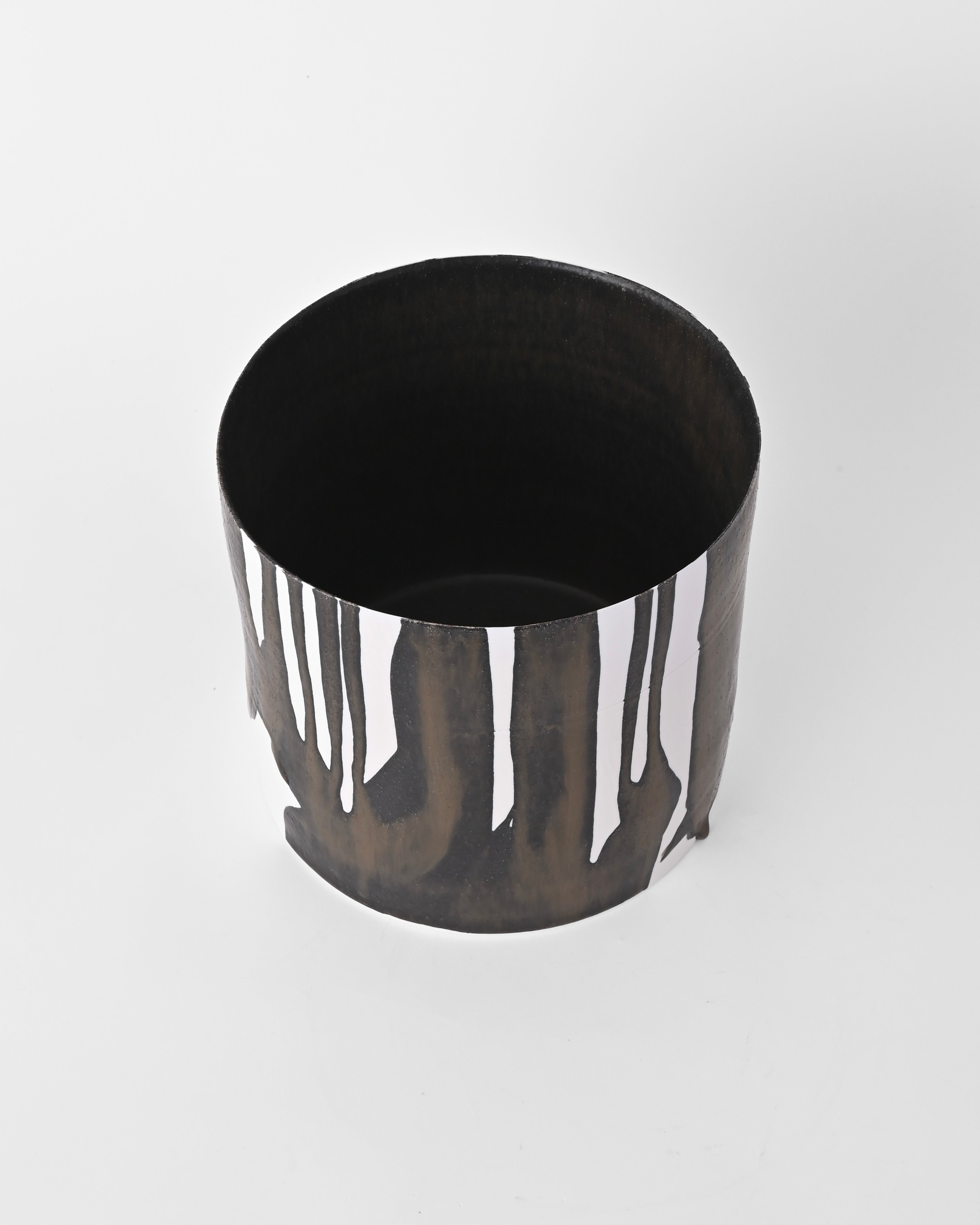 Naotsugu Yoshida / White Porcelain & Iron Glaze / Plant Vessel C