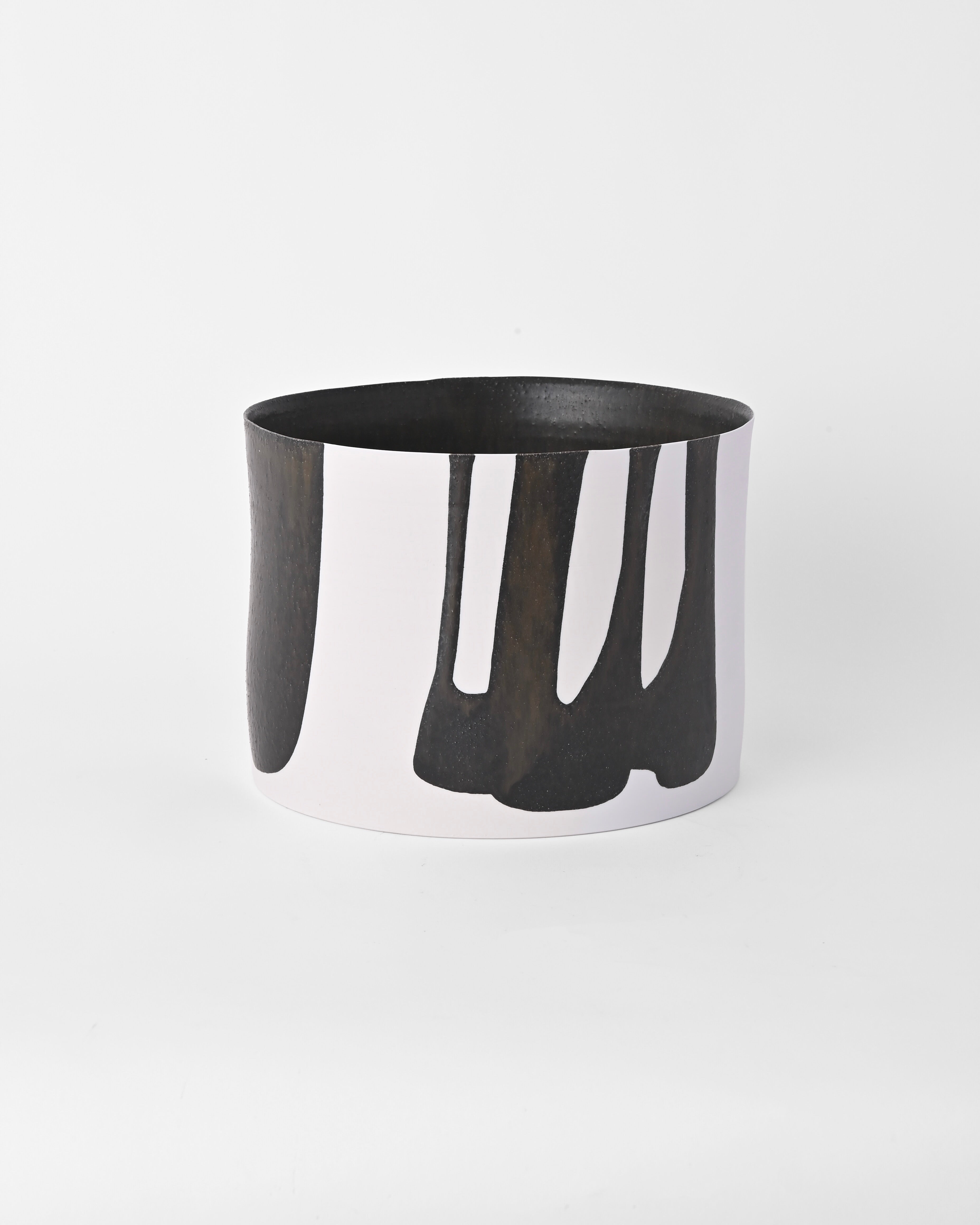 Naotsugu Yoshida / White Porcelain & Iron Glaze / Plant Vessel A