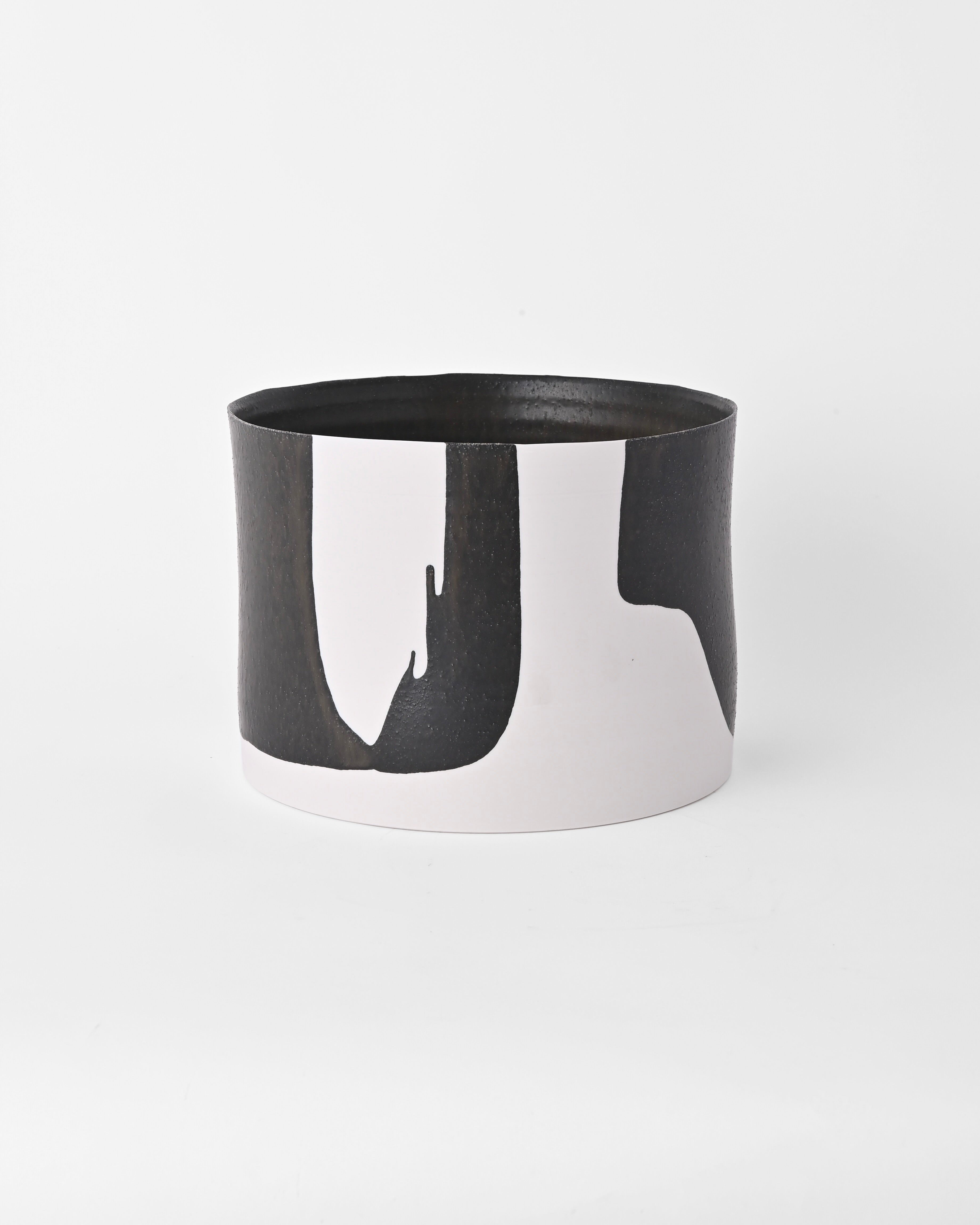 Naotsugu Yoshida / White Porcelain & Iron Glaze / Plant Vessel A