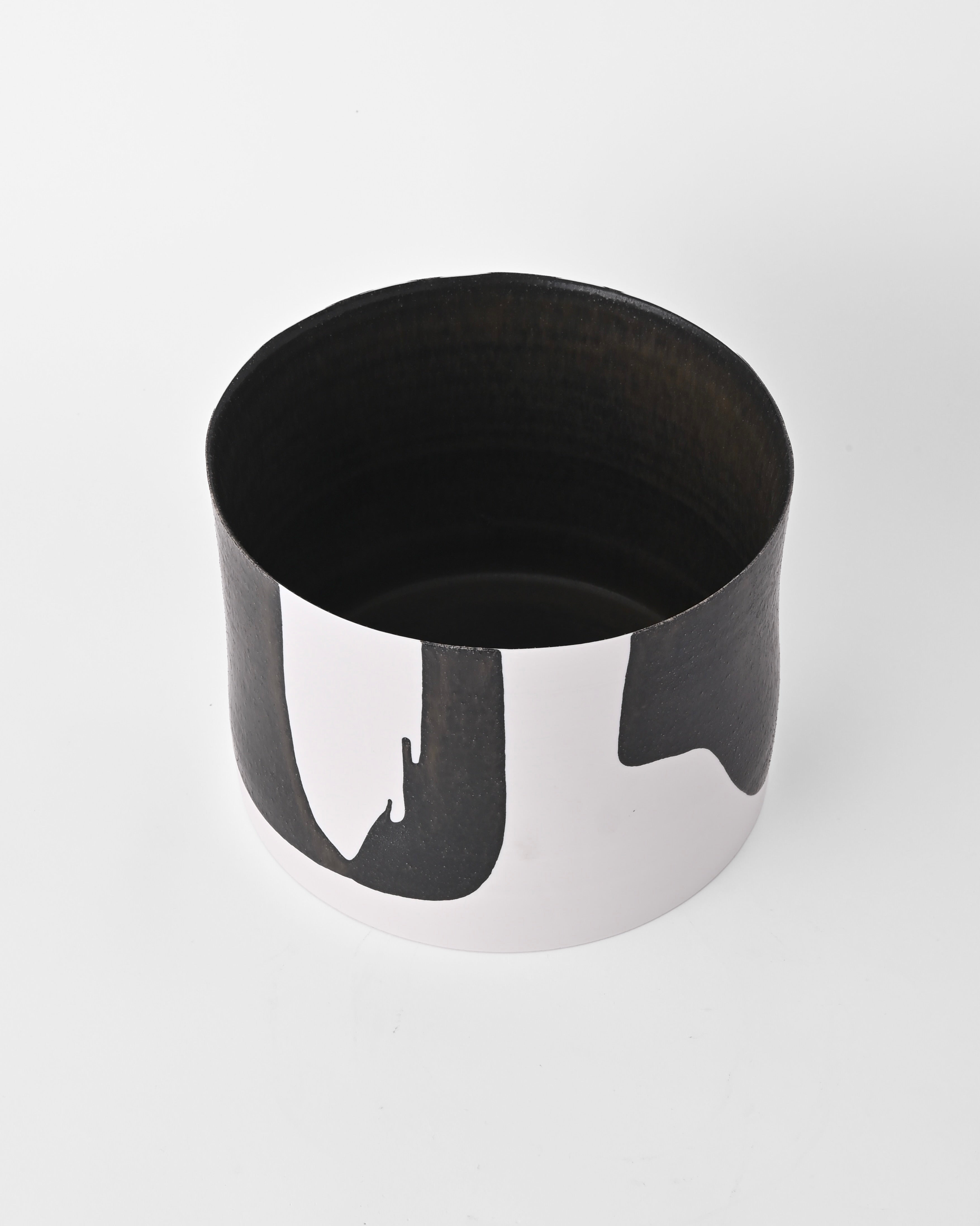Naotsugu Yoshida / White Porcelain & Iron Glaze / Plant Vessel A