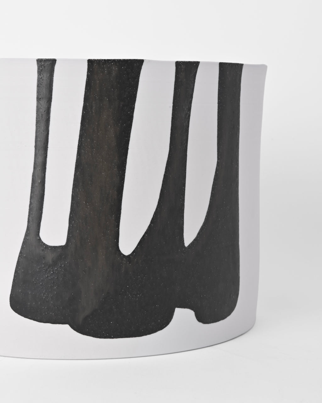 Naotsugu Yoshida / White Porcelain & Iron Glaze / Plant Vessel A