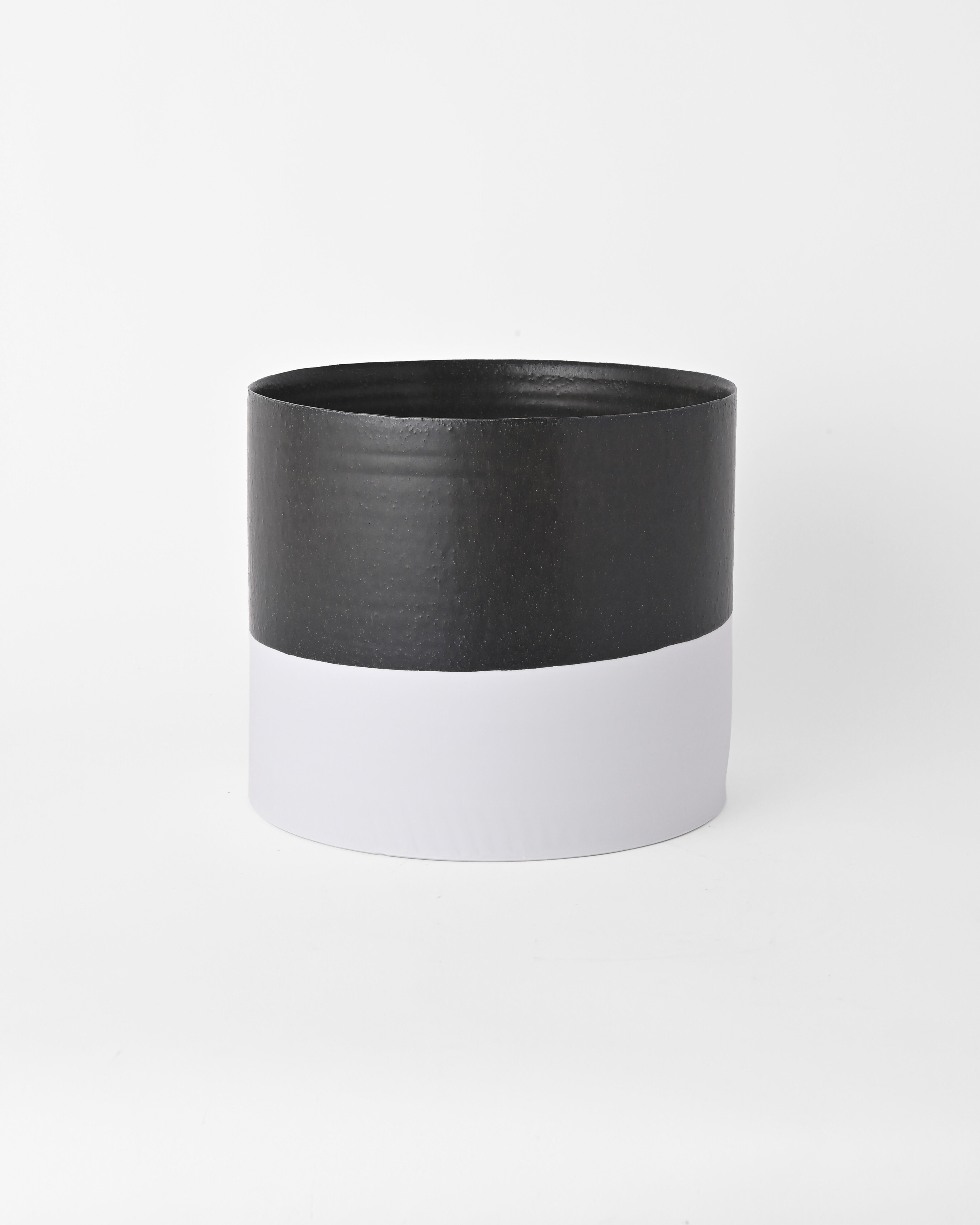 Naotsugu Yoshida / White Porcelain & Iron Glaze / Plant Vessel D