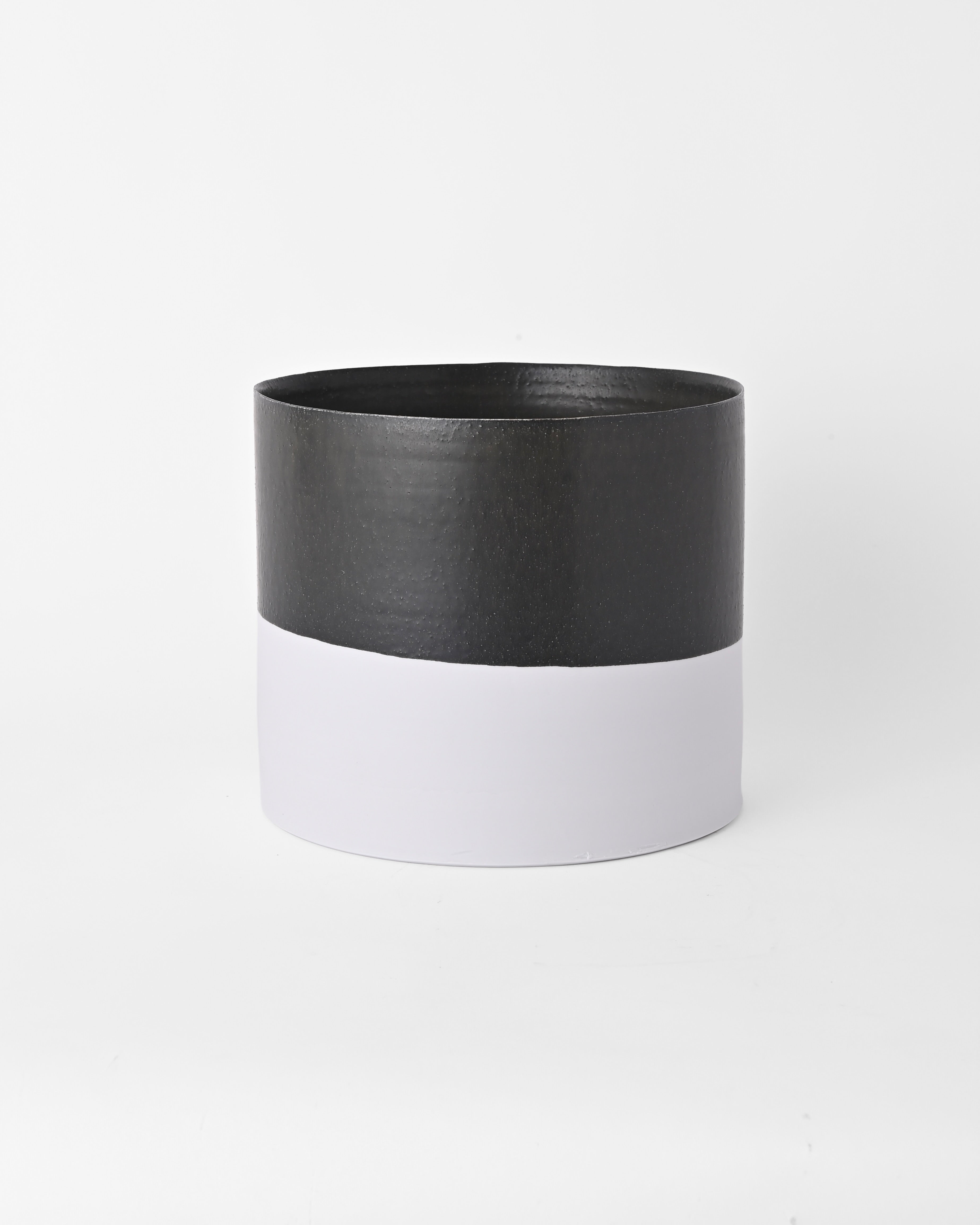 Naotsugu Yoshida / White Porcelain & Iron Glaze / Plant Vessel D