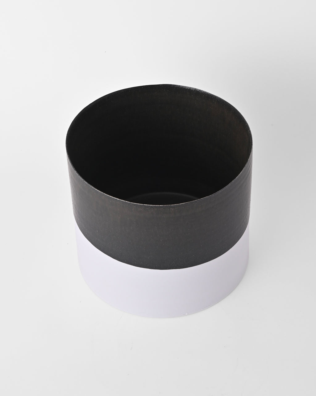 Naotsugu Yoshida / White Porcelain & Iron Glaze / Plant Vessel D