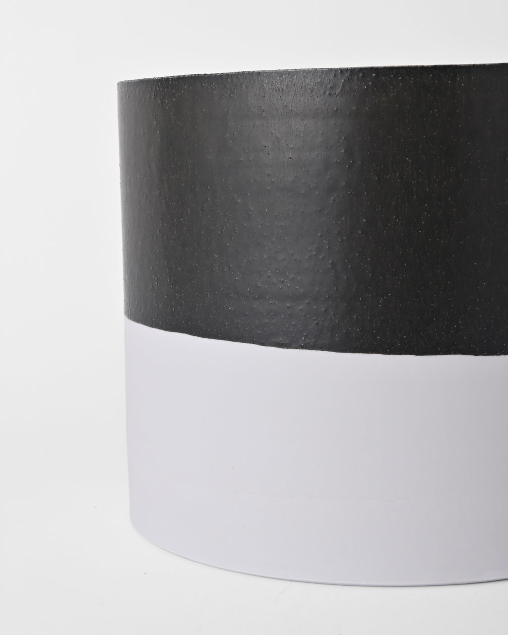 Naotsugu Yoshida / White Porcelain & Iron Glaze / Plant Vessel D