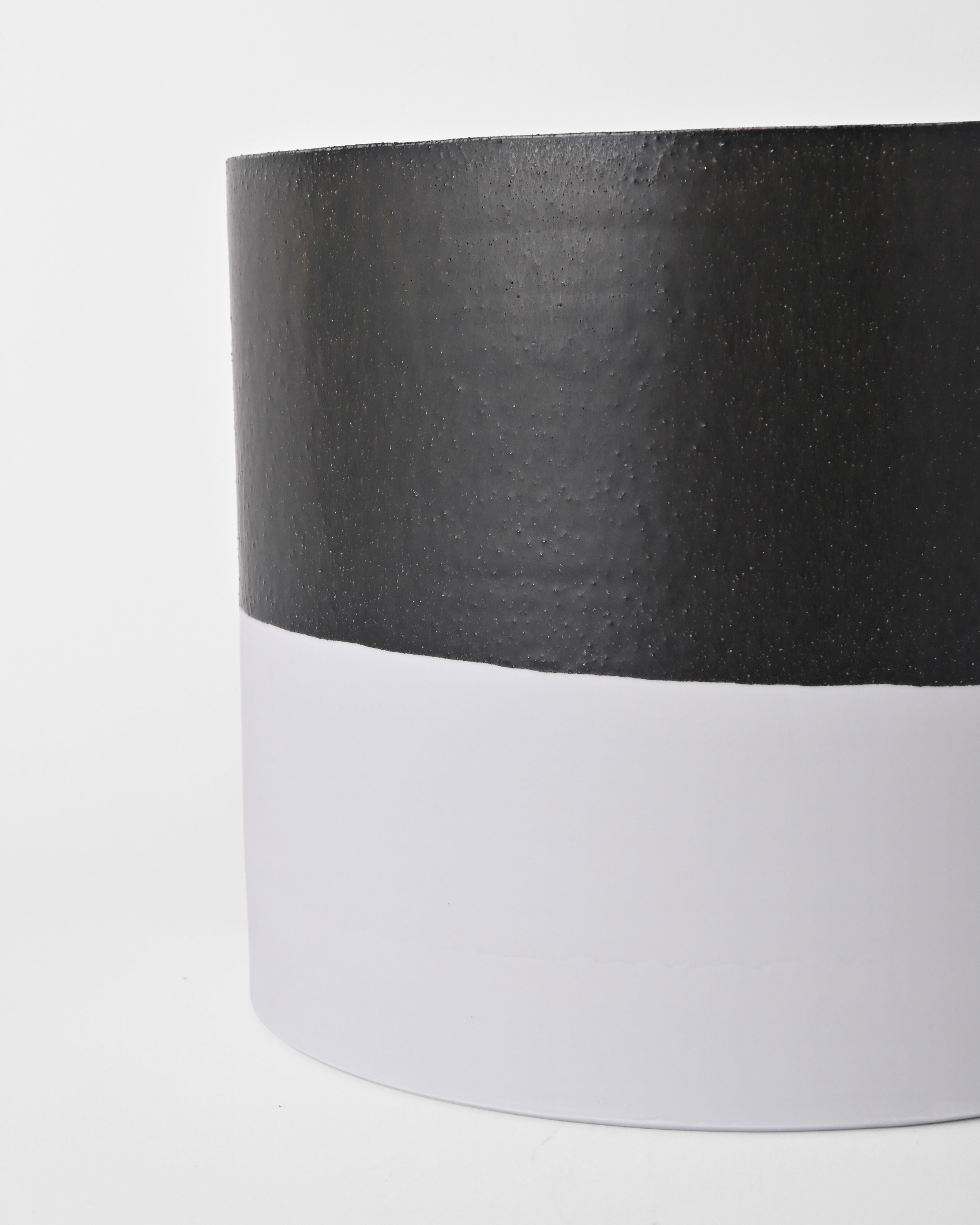 Naotsugu Yoshida / White Porcelain & Iron Glaze / Plant Vessel D