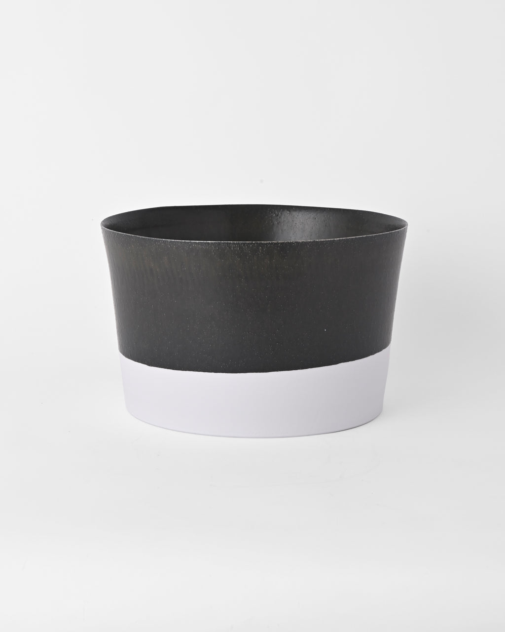 Naotsugu Yoshida / White Porcelain & Iron Glaze / Plant Vessel B