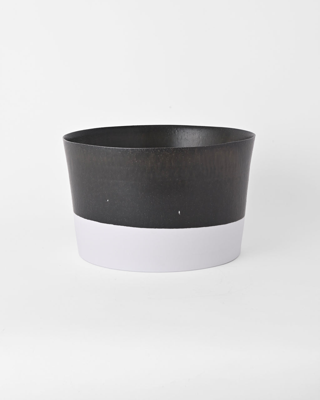 Naotsugu Yoshida / White Porcelain & Iron Glaze / Plant Vessel B