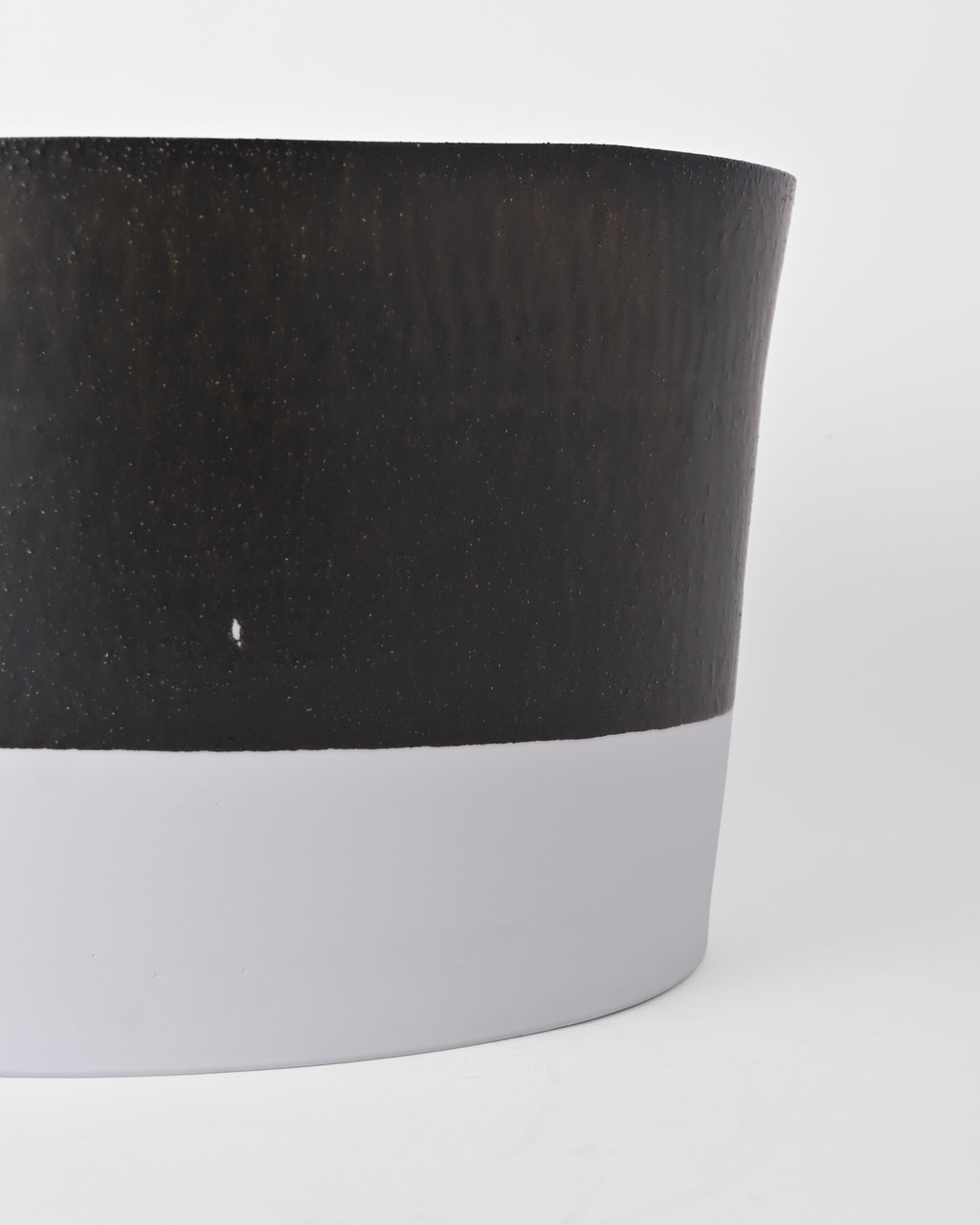 Naotsugu Yoshida / White Porcelain & Iron Glaze / Plant Vessel B