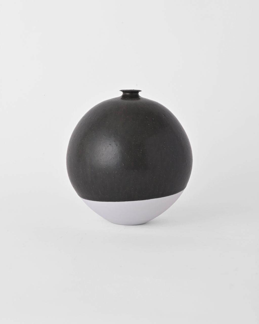Naotsugu Yoshida / White Porcelain & Iron Glaze Vase Medium A