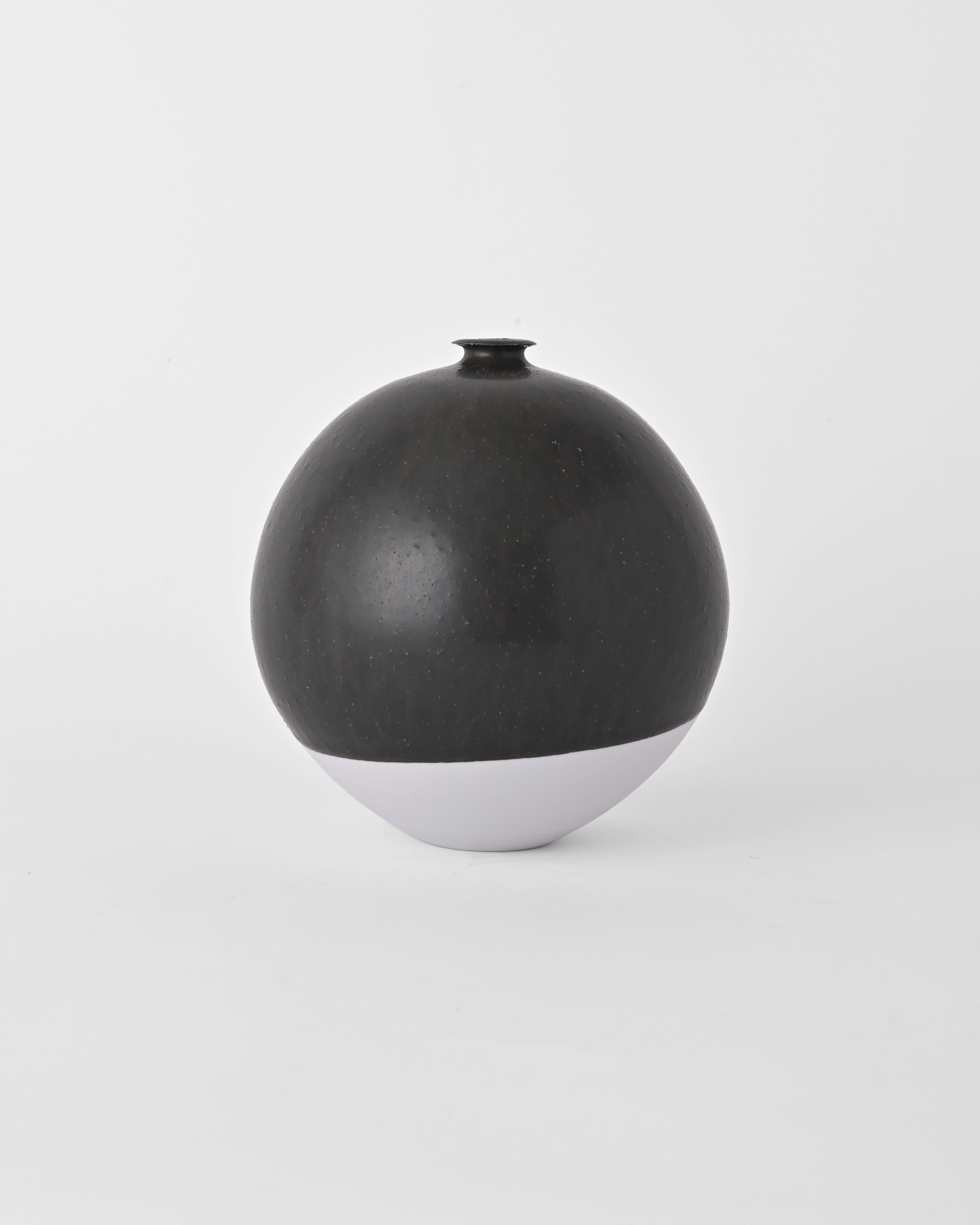 Naotsugu Yoshida / White Porcelain & Iron Glaze Vase Medium A
