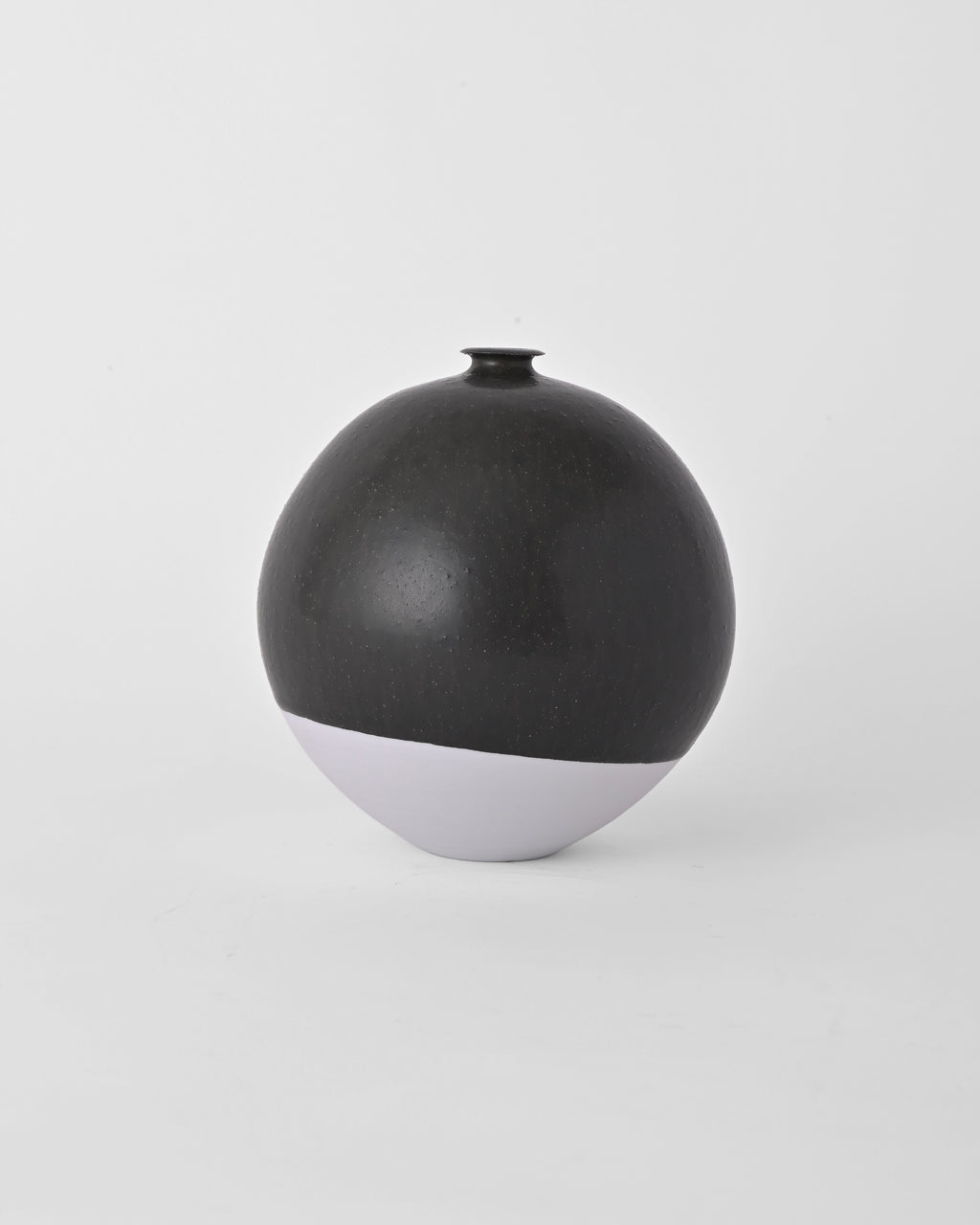 Naotsugu Yoshida / White Porcelain & Iron Glaze Vase Medium A
