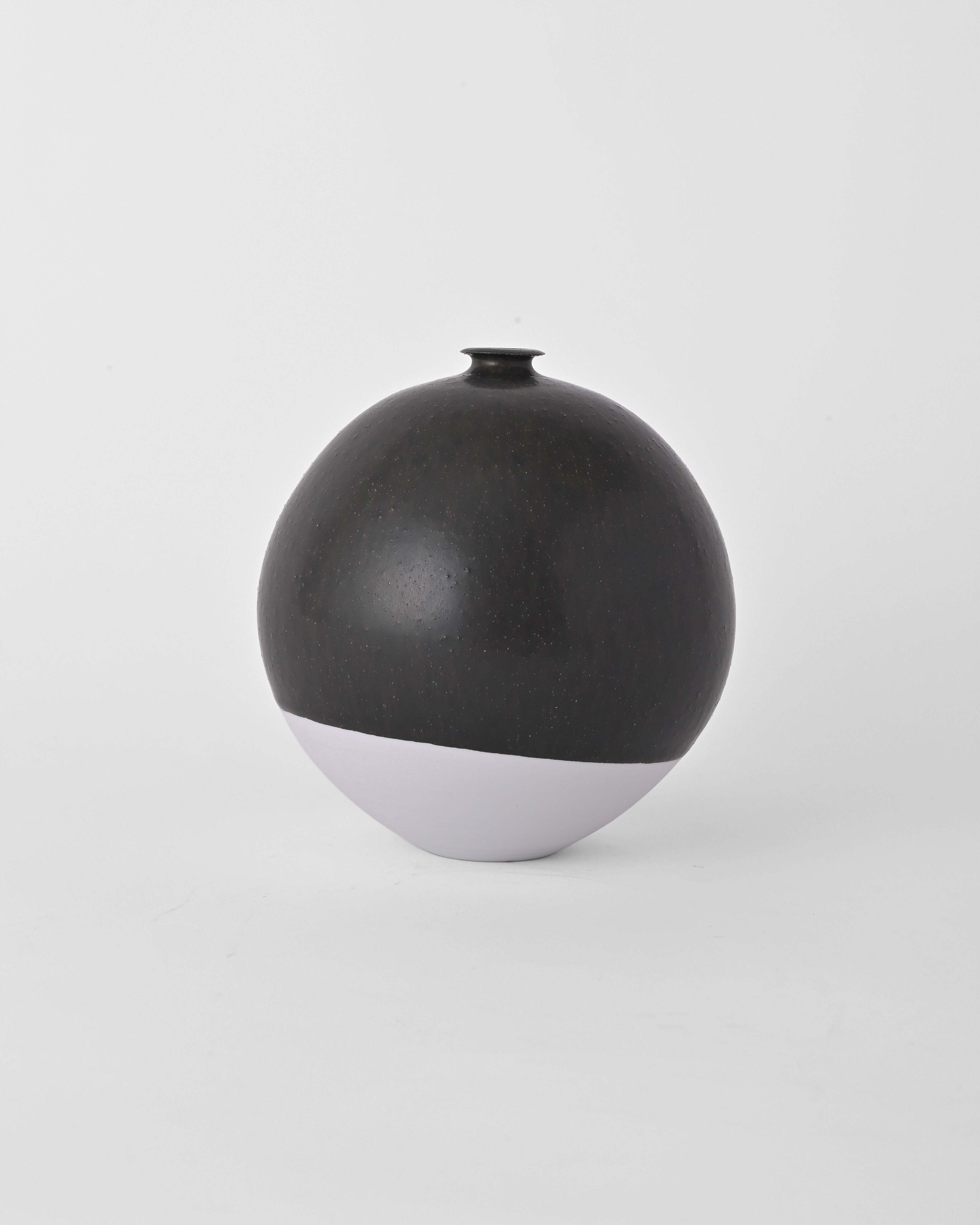 Naotsugu Yoshida / White Porcelain & Iron Glaze Vase Medium A