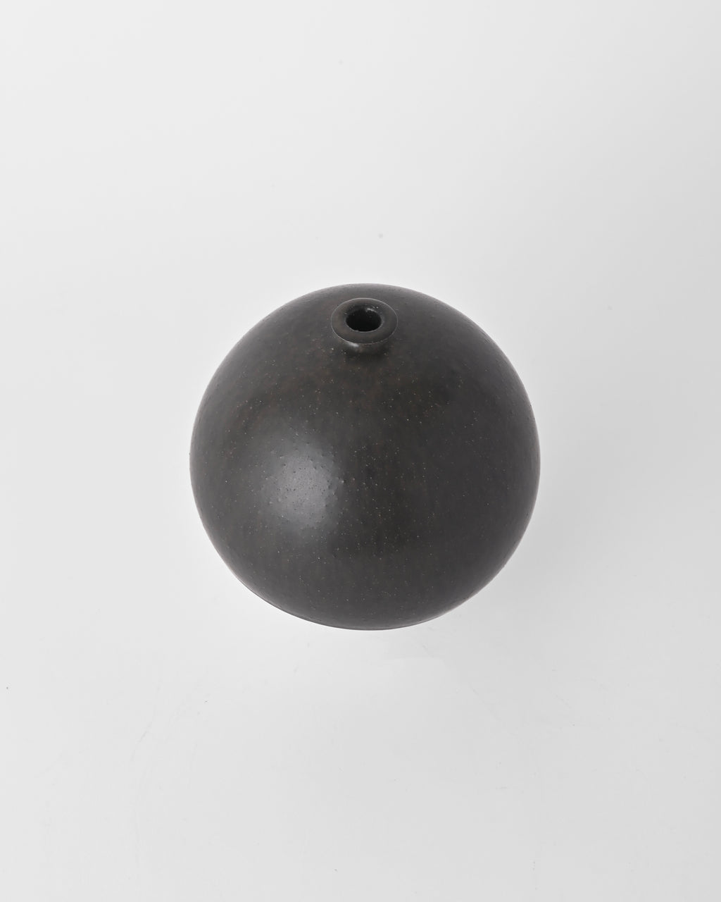 Naotsugu Yoshida / White Porcelain & Iron Glaze Vase Medium A