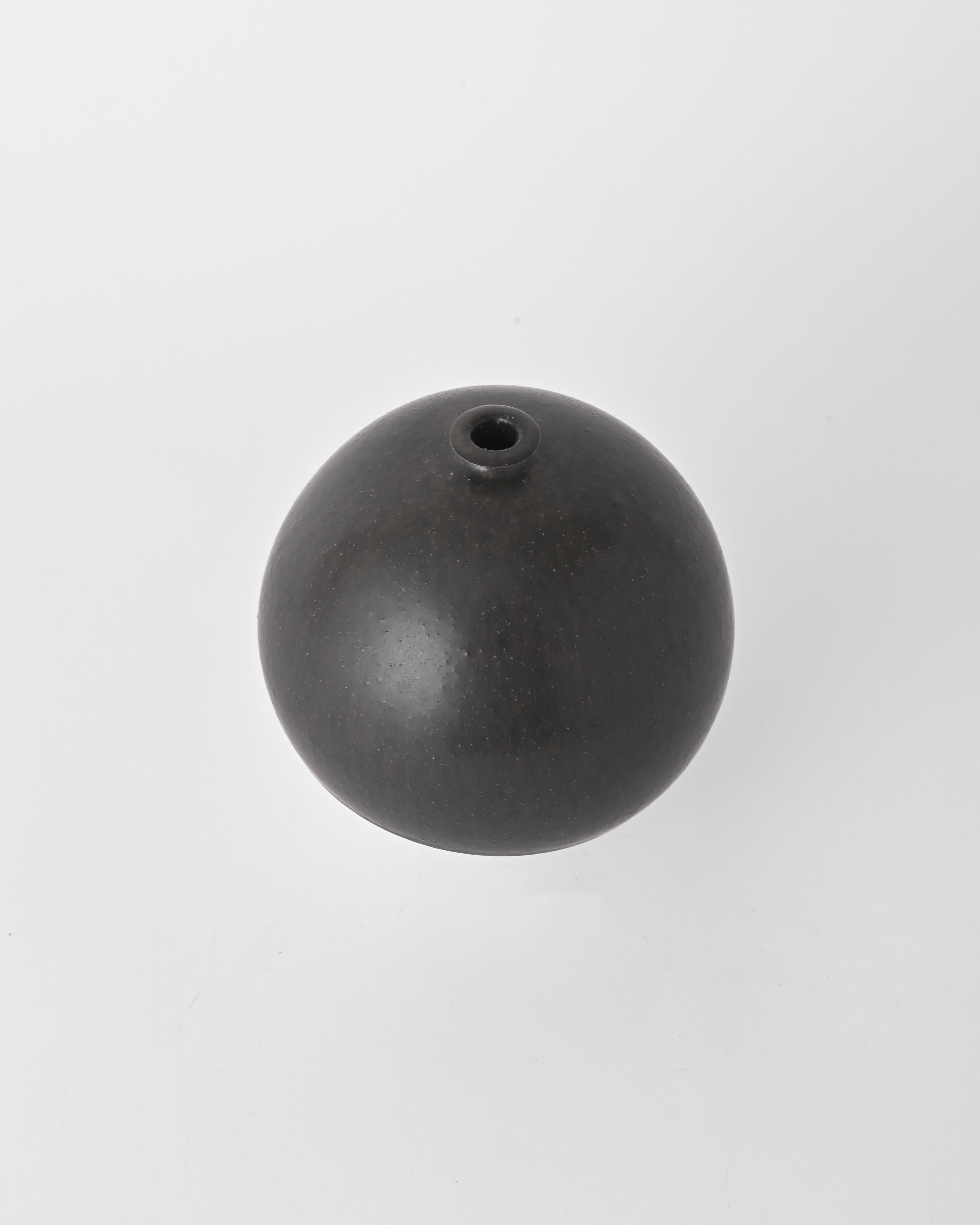 Naotsugu Yoshida / White Porcelain & Iron Glaze Vase Medium A