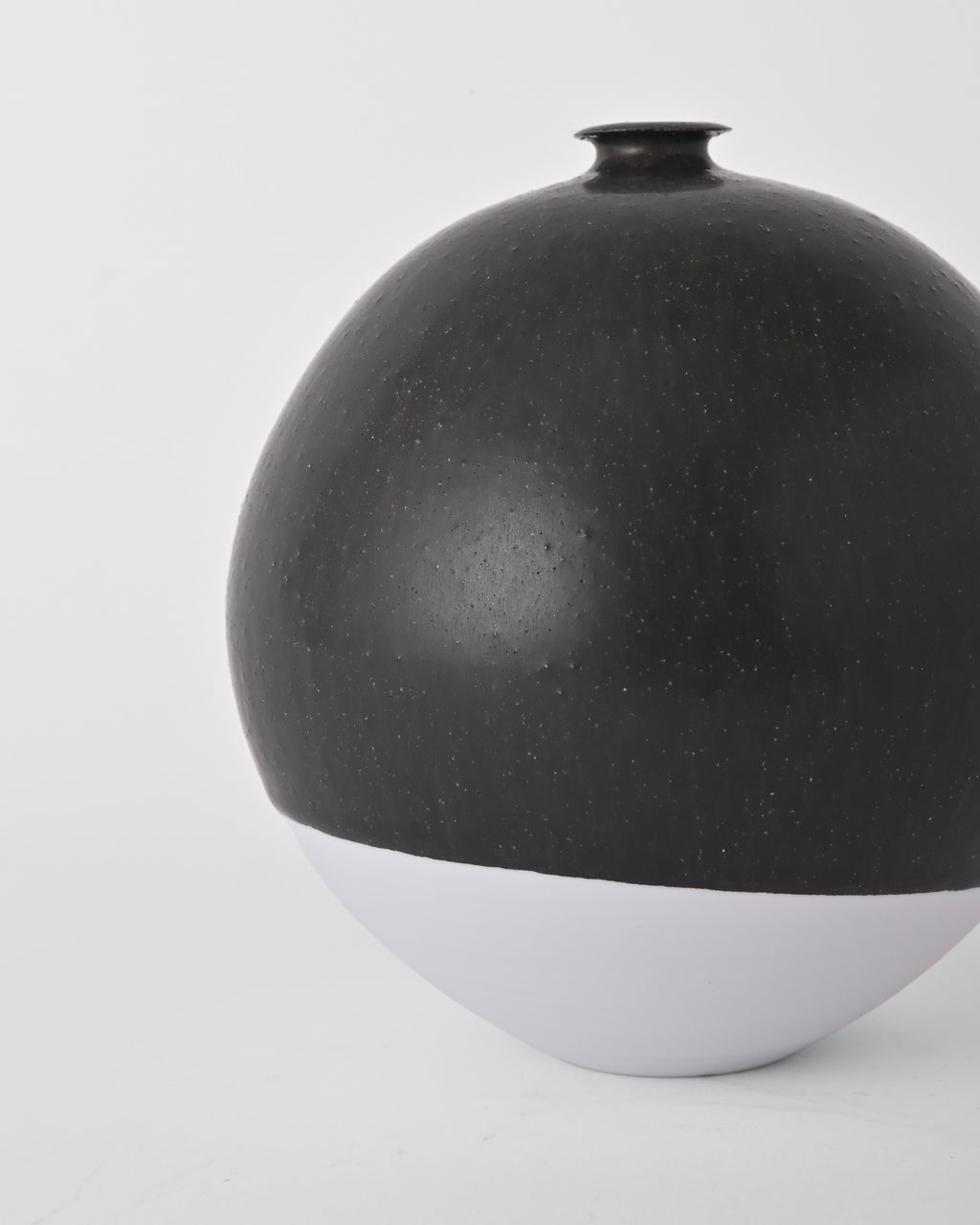 Naotsugu Yoshida / White Porcelain & Iron Glaze Vase Medium A