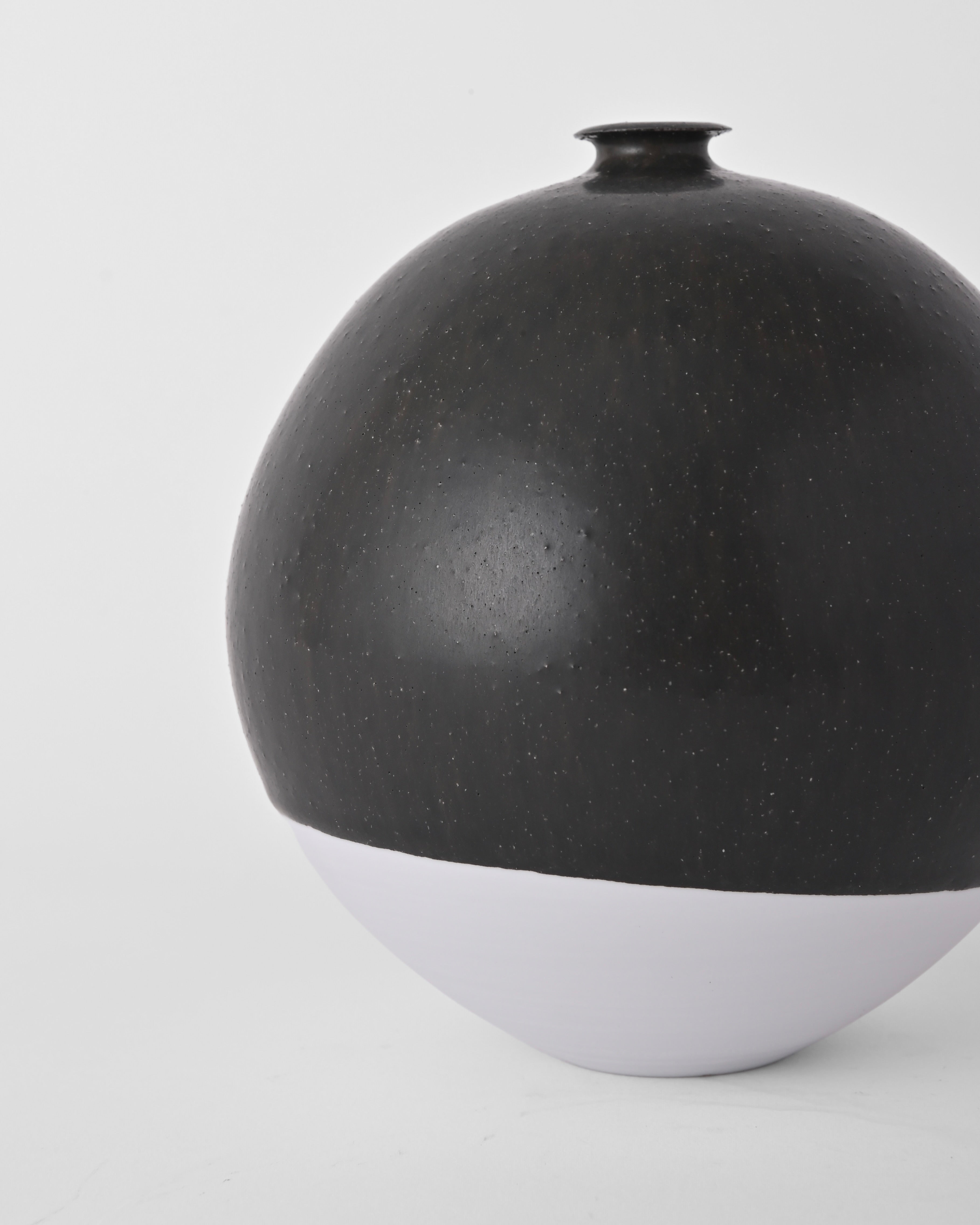 Naotsugu Yoshida / White Porcelain & Iron Glaze Vase Medium A