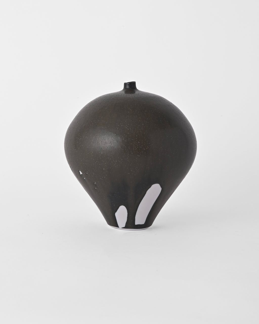 Naotsugu Yoshida / White Porcelain & Iron Glaze Vase Medium B