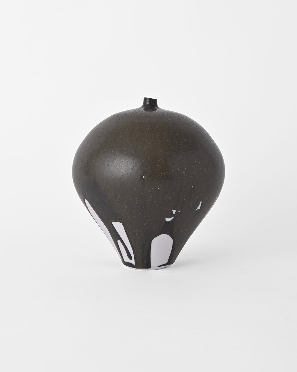 Naotsugu Yoshida / White Porcelain & Iron Glaze Vase Medium B