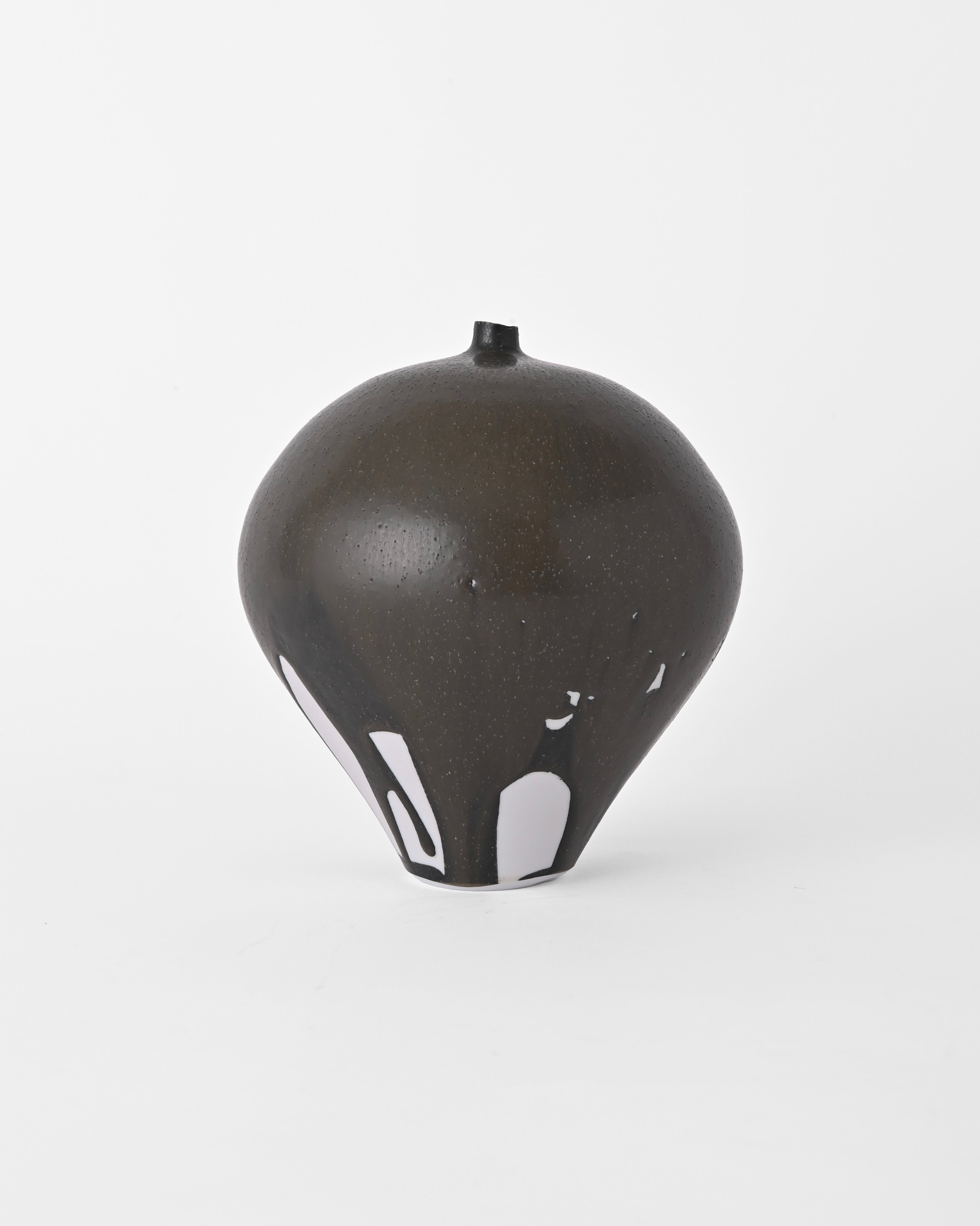 Naotsugu Yoshida / White Porcelain & Iron Glaze Vase Medium B