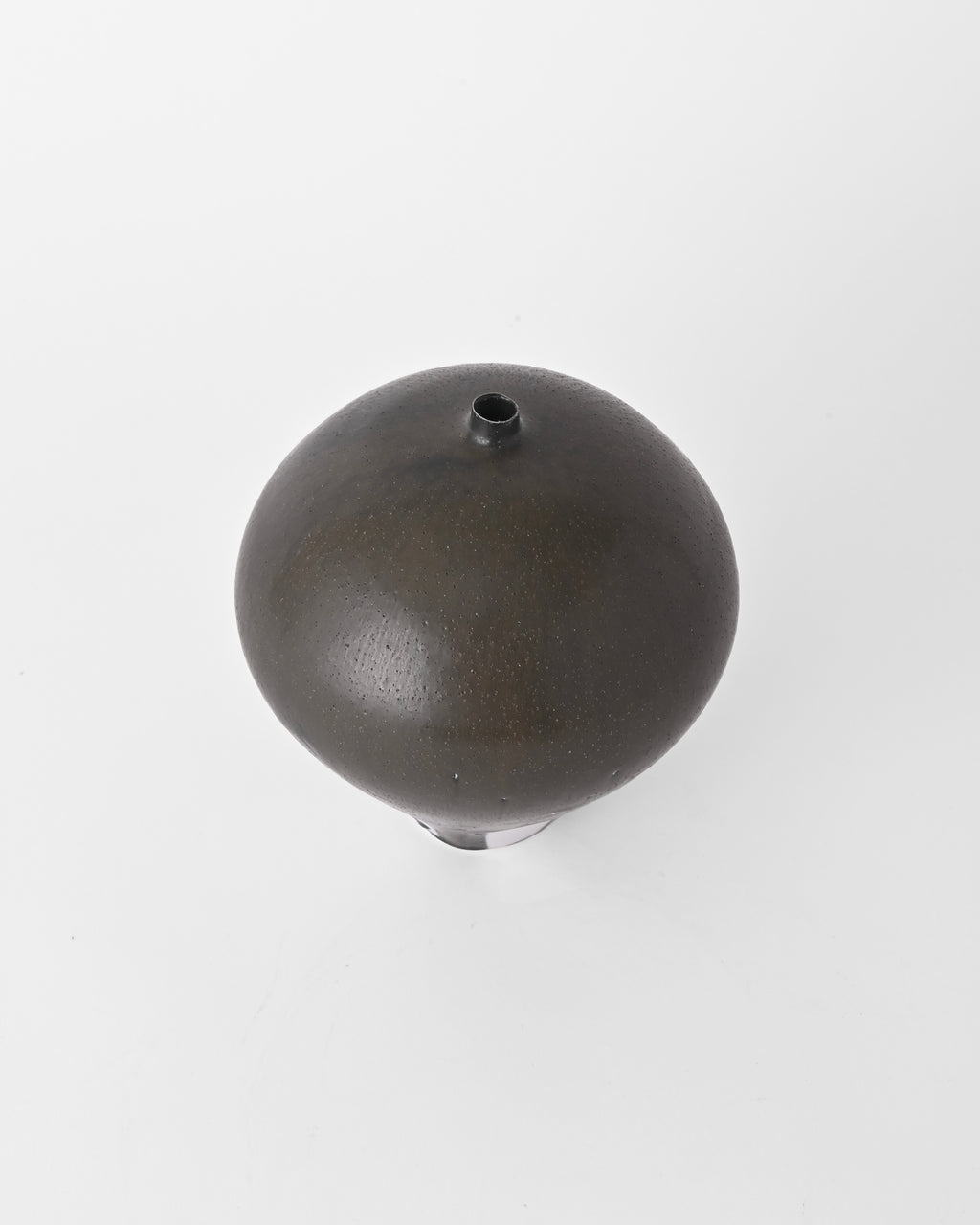 Naotsugu Yoshida / White Porcelain & Iron Glaze Vase Medium B