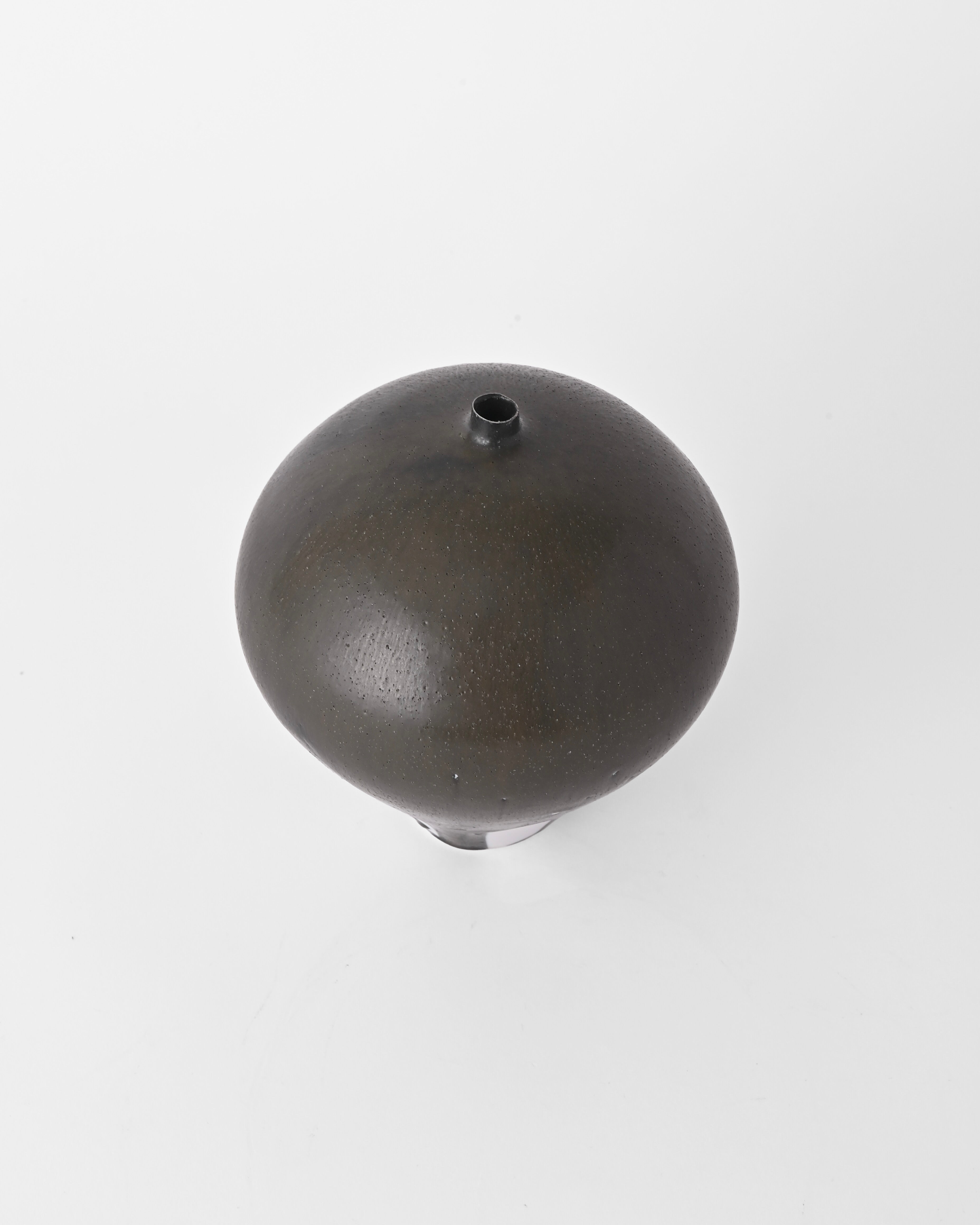Naotsugu Yoshida / White Porcelain & Iron Glaze Vase Medium B