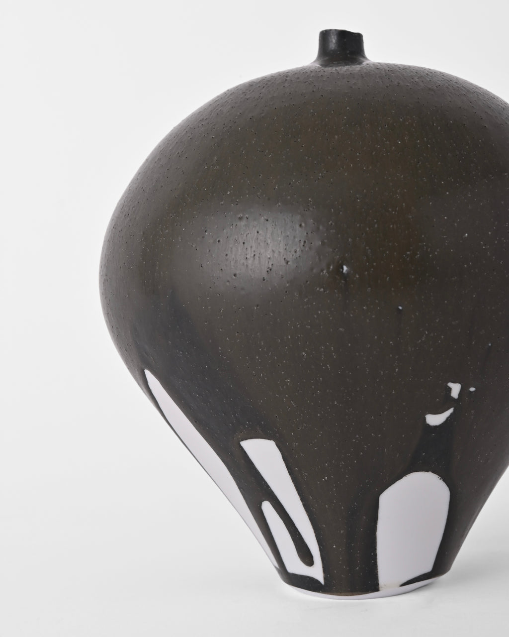 Naotsugu Yoshida / White Porcelain & Iron Glaze Vase Medium B