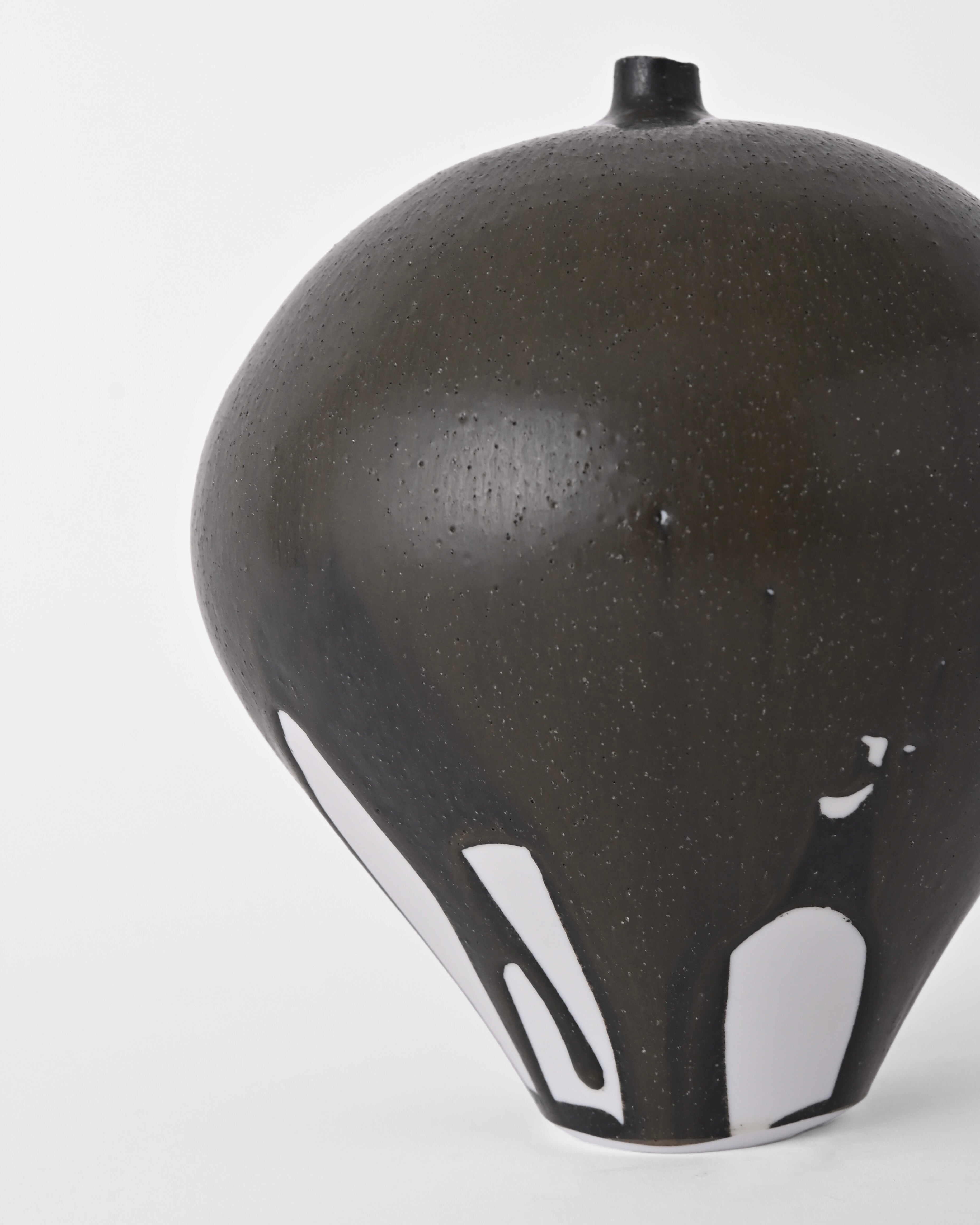 Naotsugu Yoshida / White Porcelain & Iron Glaze Vase Medium B