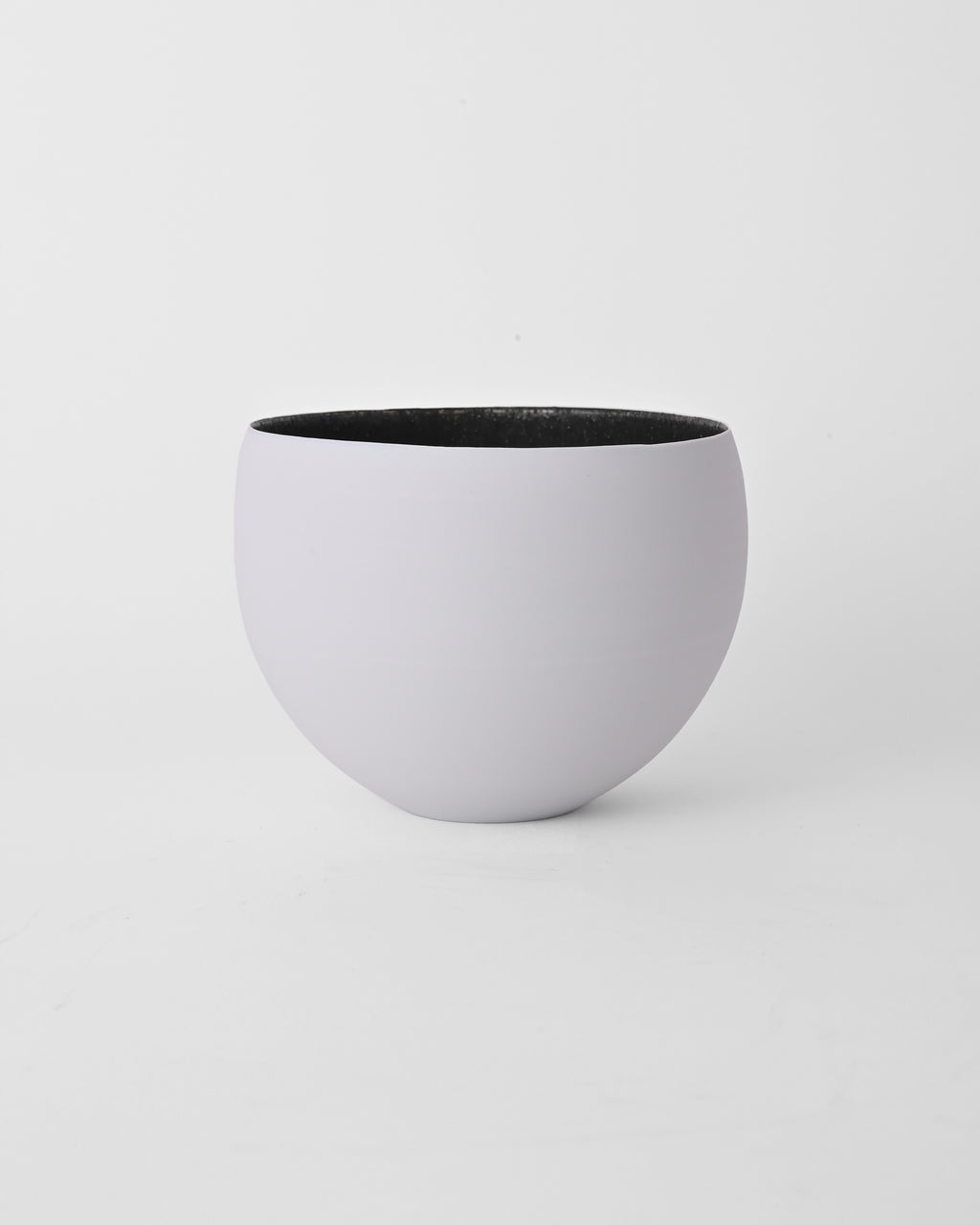 Naotsugu Yoshida / White Porcelain & Iron Glaze Round Bowl A