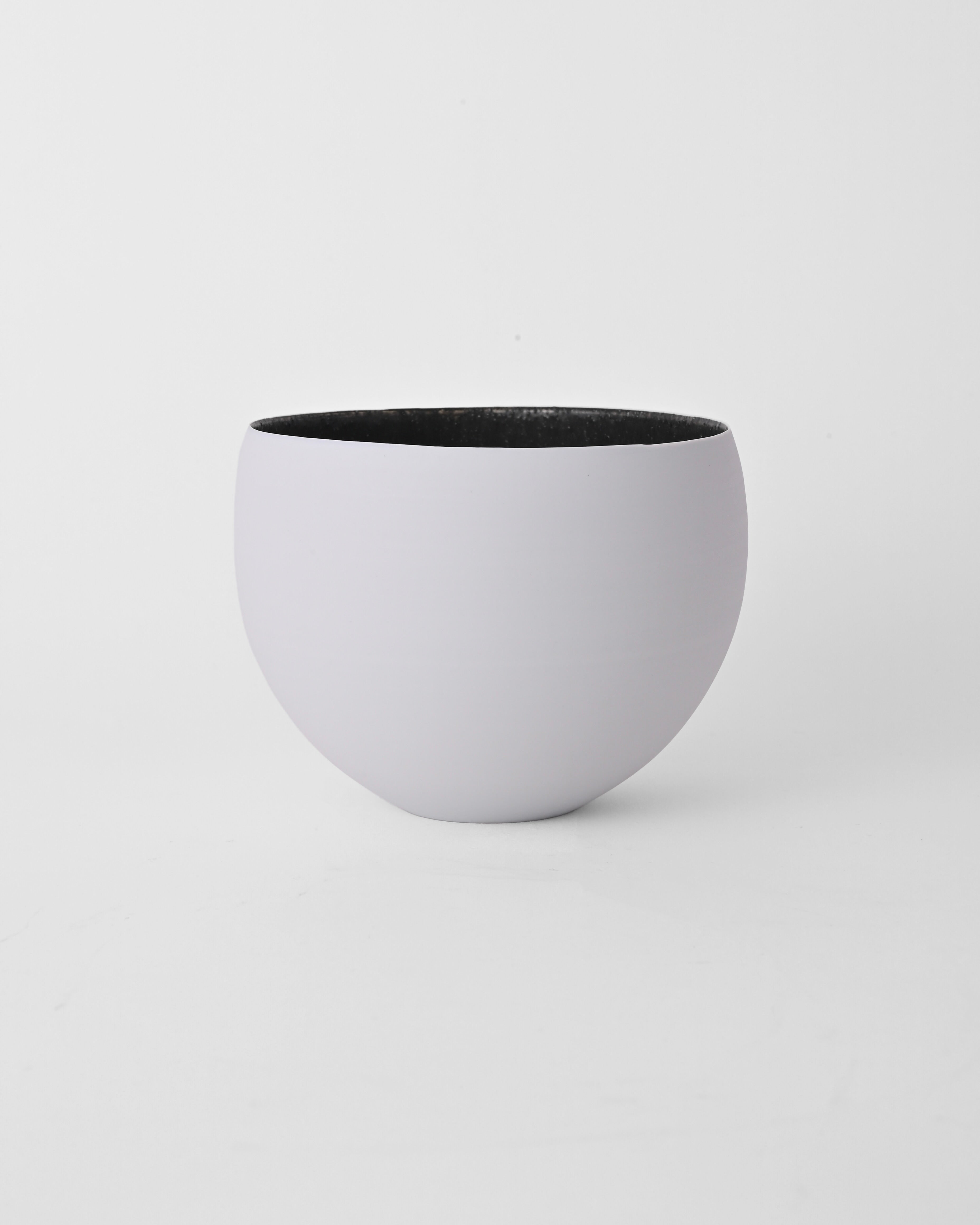 Naotsugu Yoshida / White Porcelain & Iron Glaze Round Bowl A