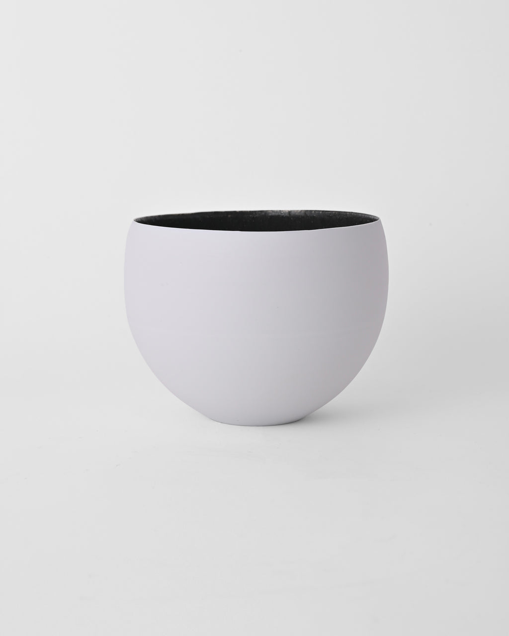 Naotsugu Yoshida / White Porcelain & Iron Glaze Round Bowl A