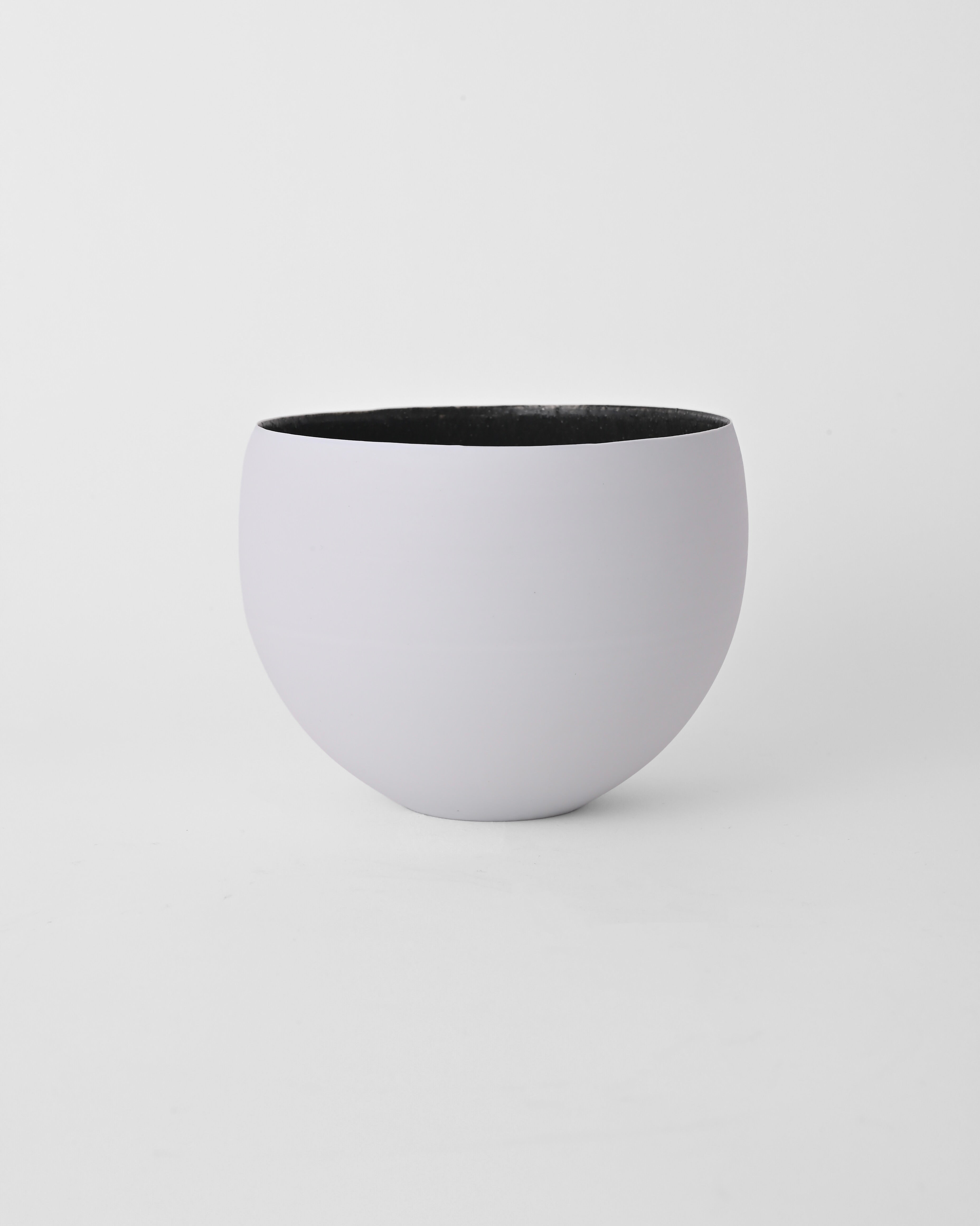 Naotsugu Yoshida / White Porcelain & Iron Glaze Round Bowl A