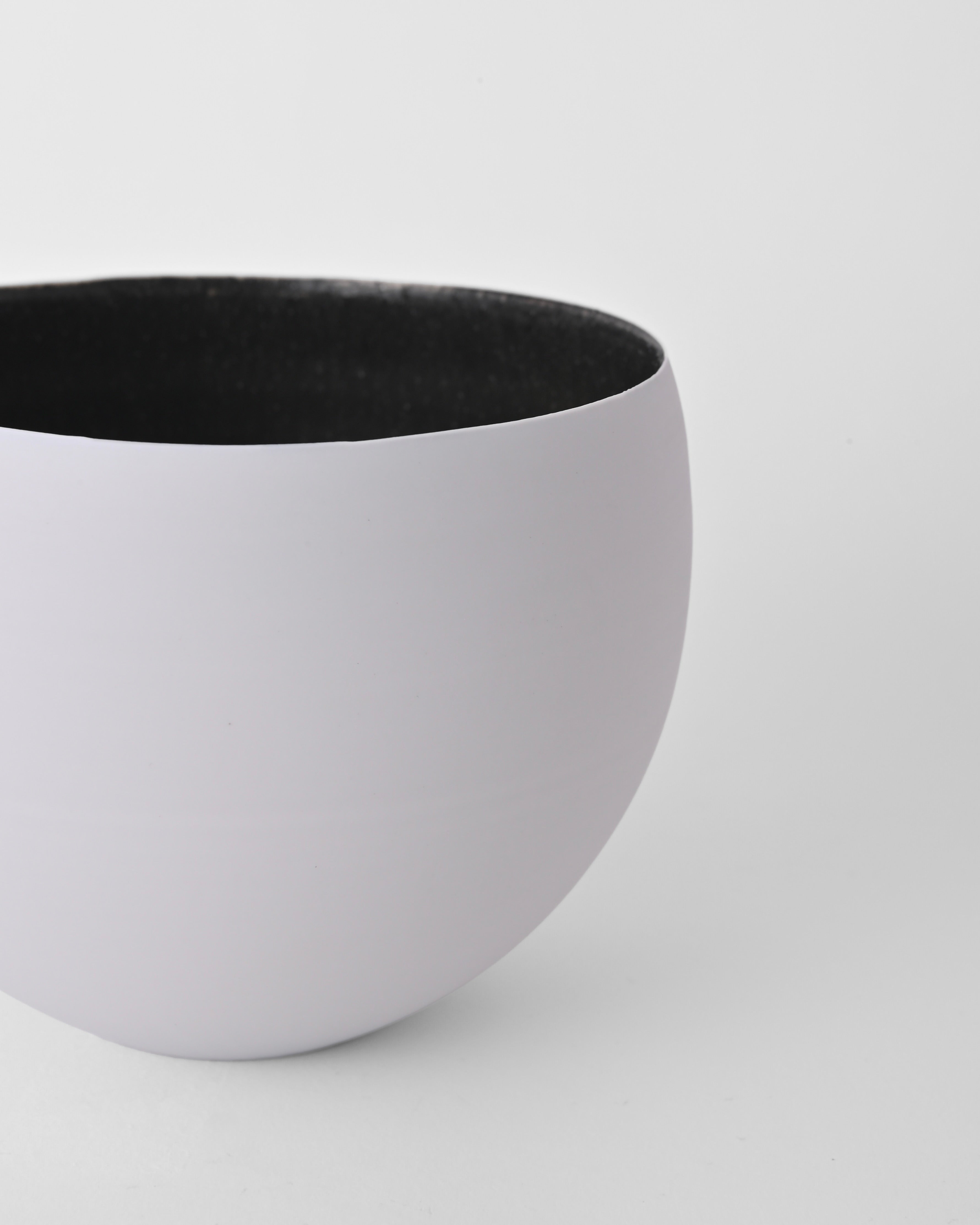 Naotsugu Yoshida / White Porcelain & Iron Glaze Round Bowl A