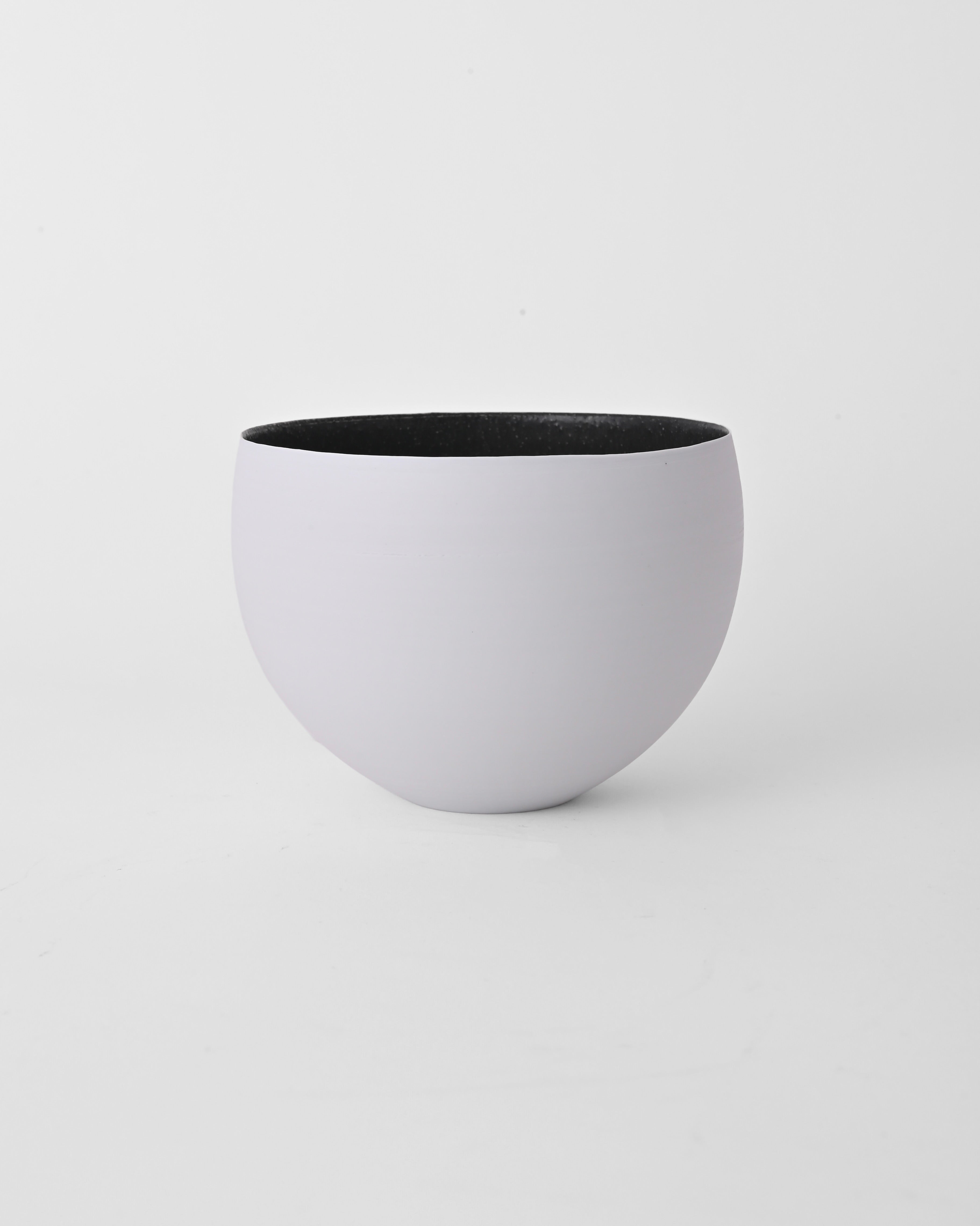 Naotsugu Yoshida / White Porcelain & Iron Glaze Round Bowl B