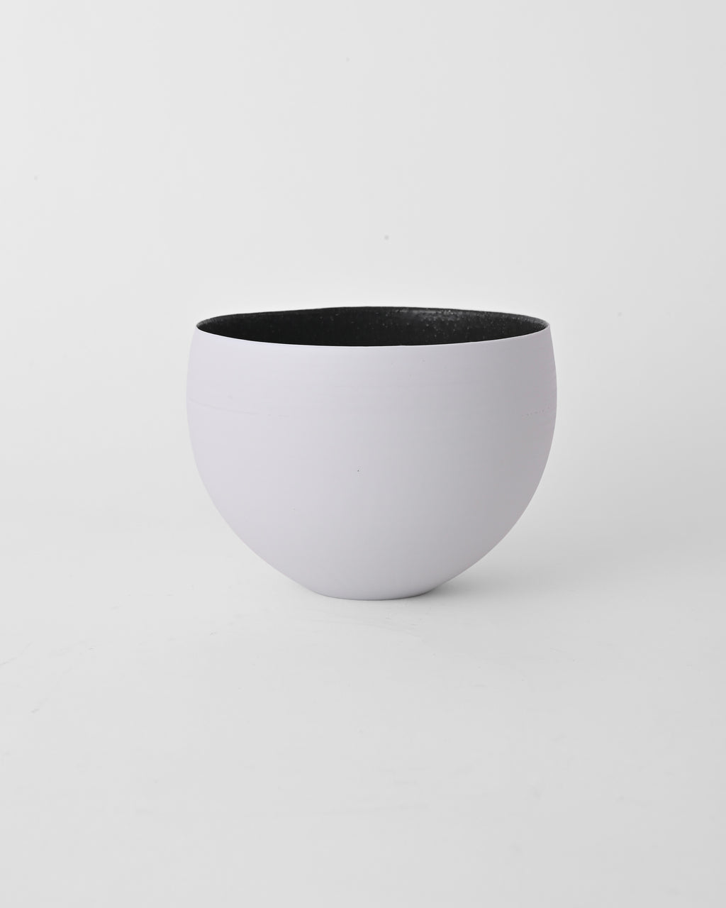 Naotsugu Yoshida / White Porcelain & Iron Glaze Round Bowl B