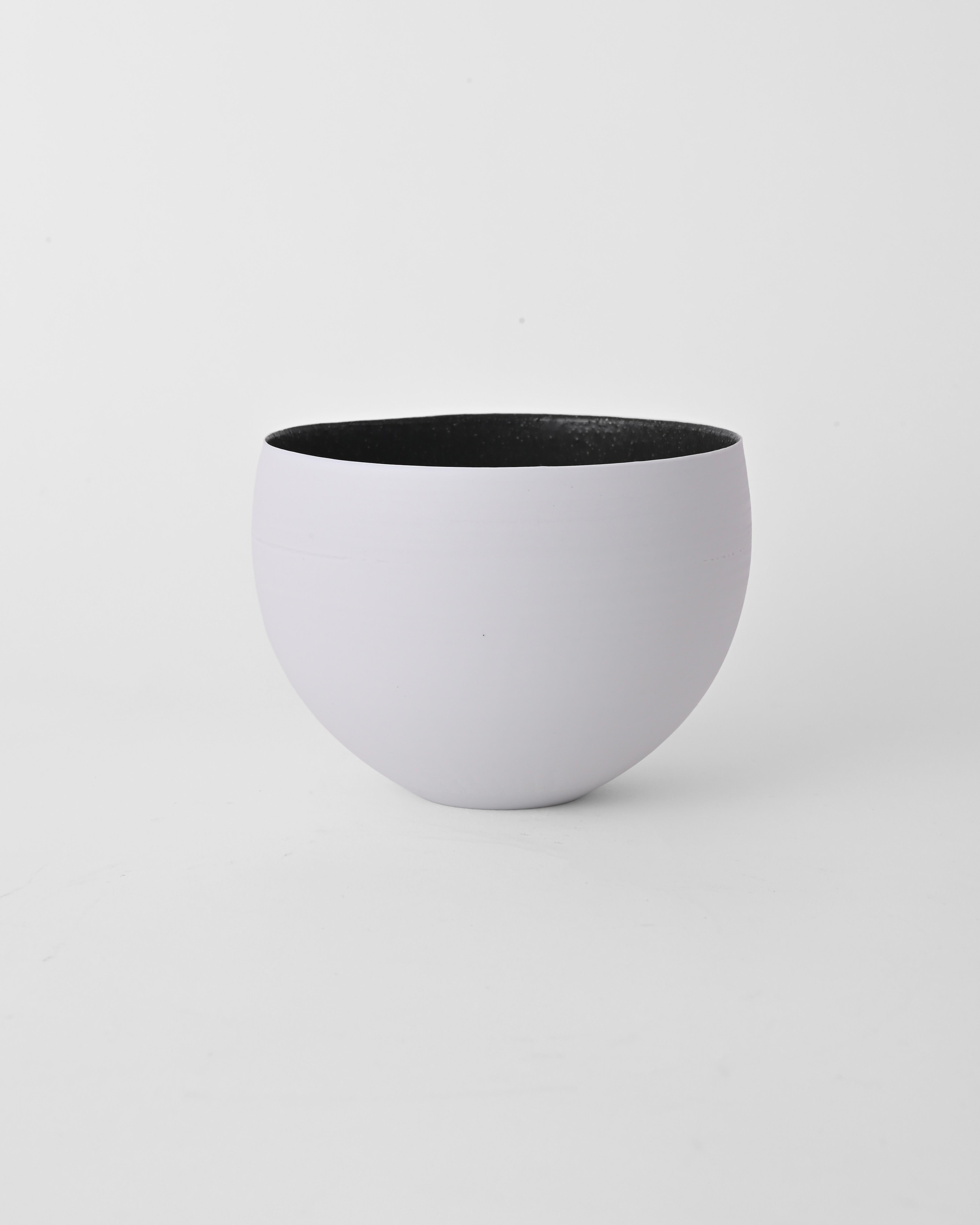 Naotsugu Yoshida / White Porcelain & Iron Glaze Round Bowl B
