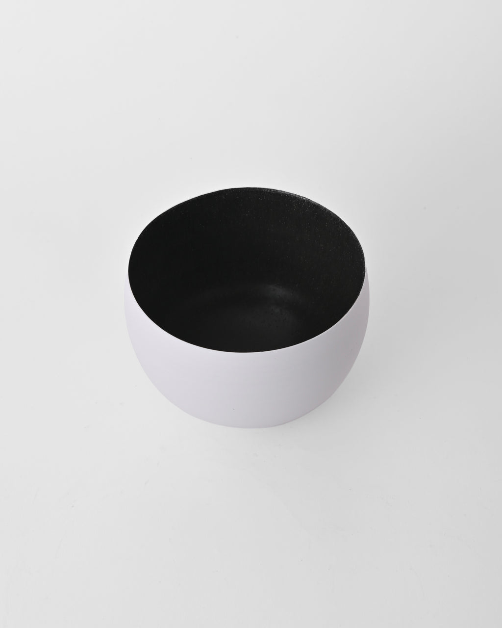 Naotsugu Yoshida / White Porcelain & Iron Glaze Round Bowl B