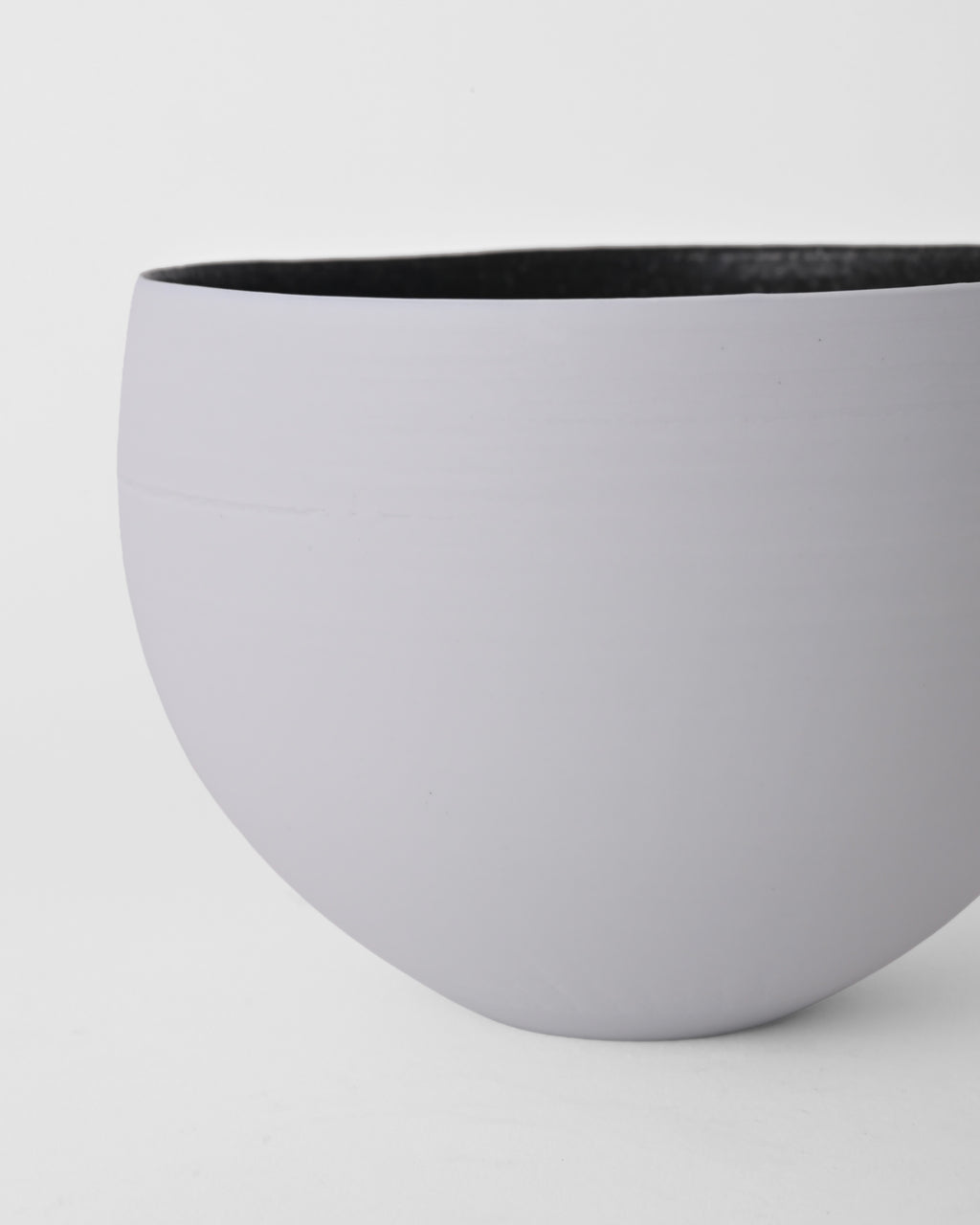 Naotsugu Yoshida / White Porcelain & Iron Glaze Round Bowl B