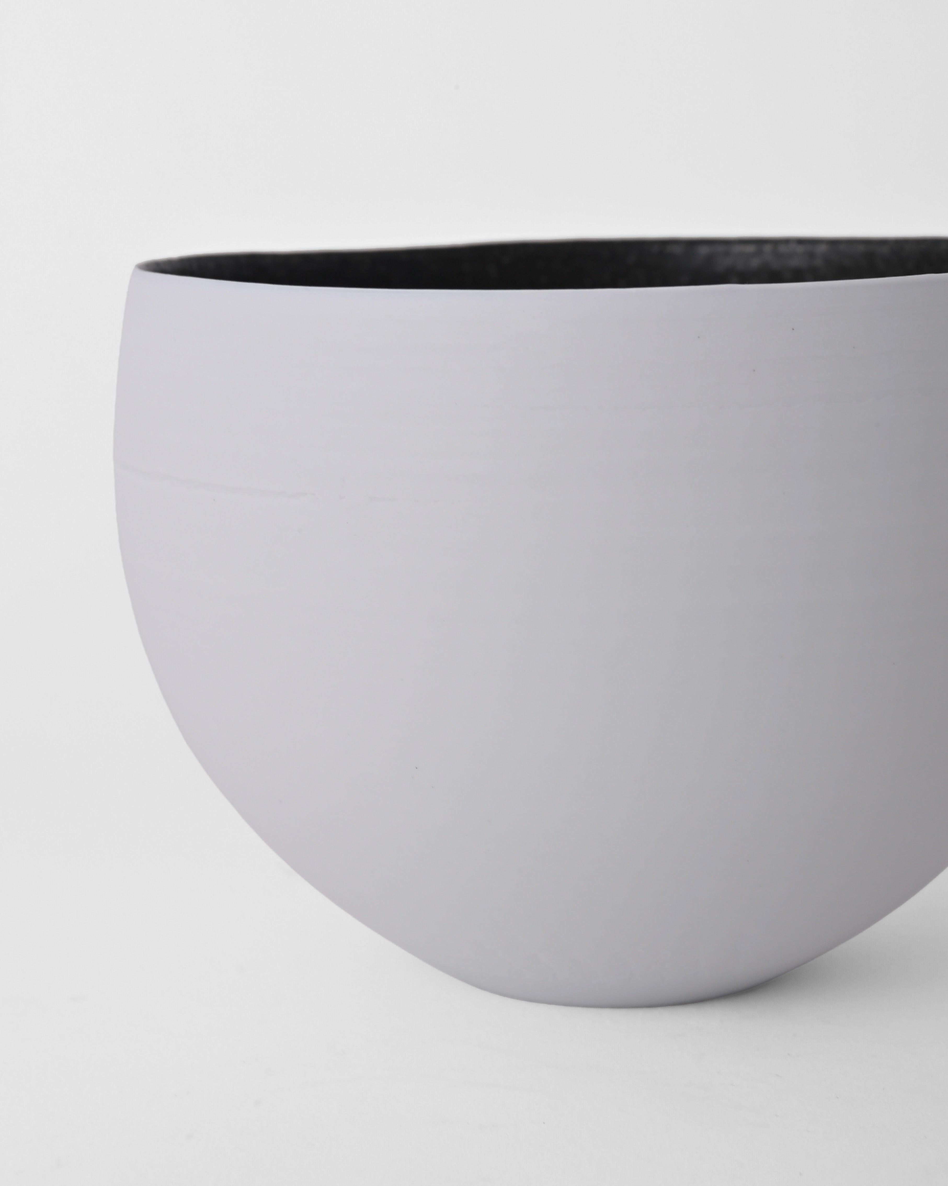 Naotsugu Yoshida / White Porcelain & Iron Glaze Round Bowl B